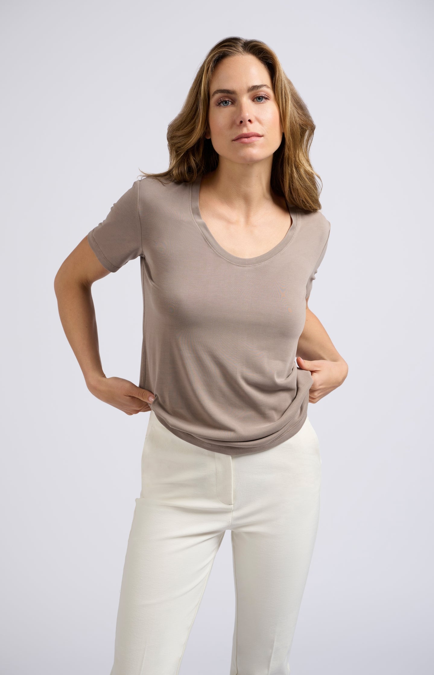 T-shirt with round V-neck and short sleeves in regular fit - Type: lookbook