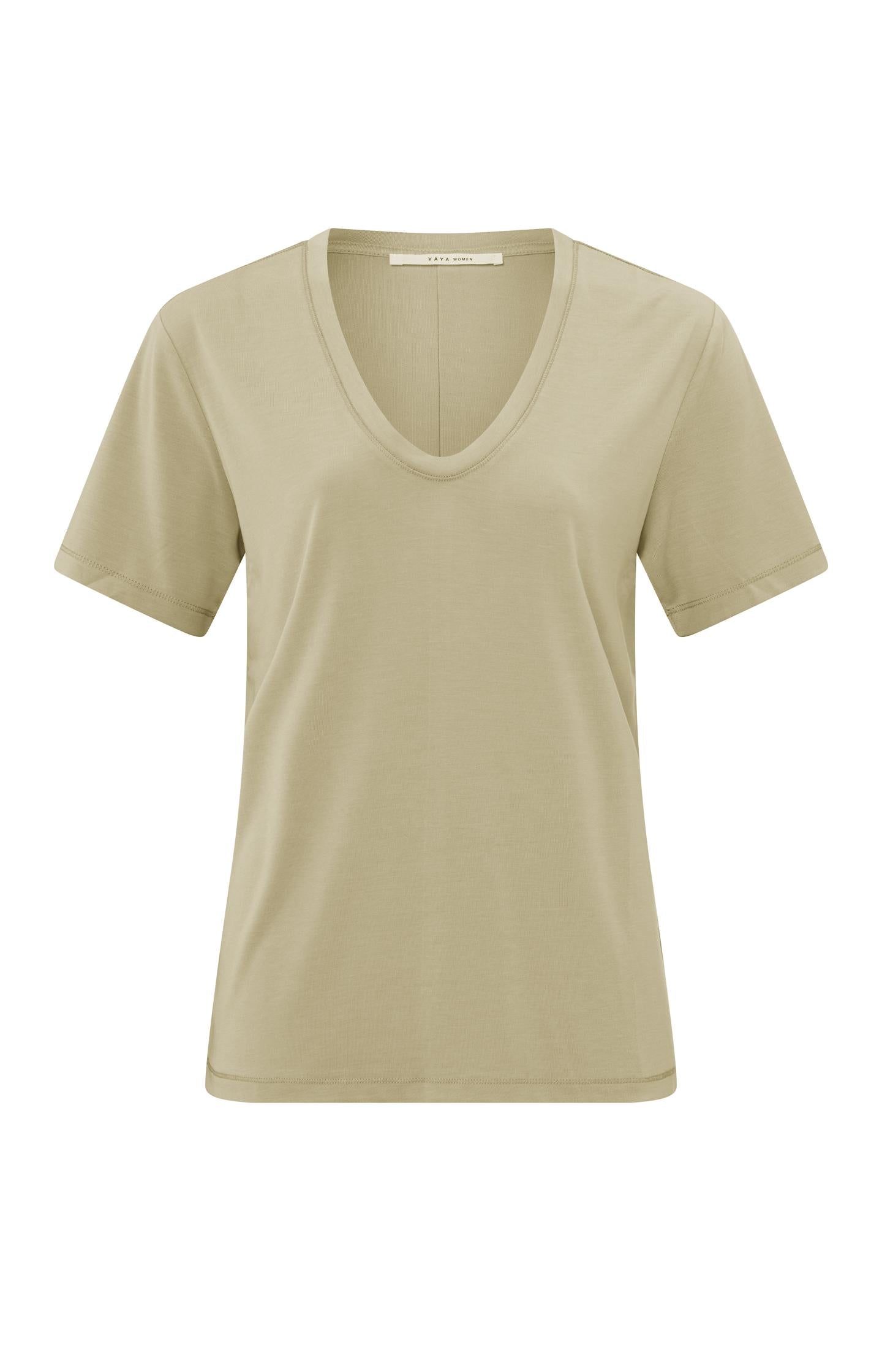 T-shirt with rounded V-neck and short sleeves in regular fit - Type: product