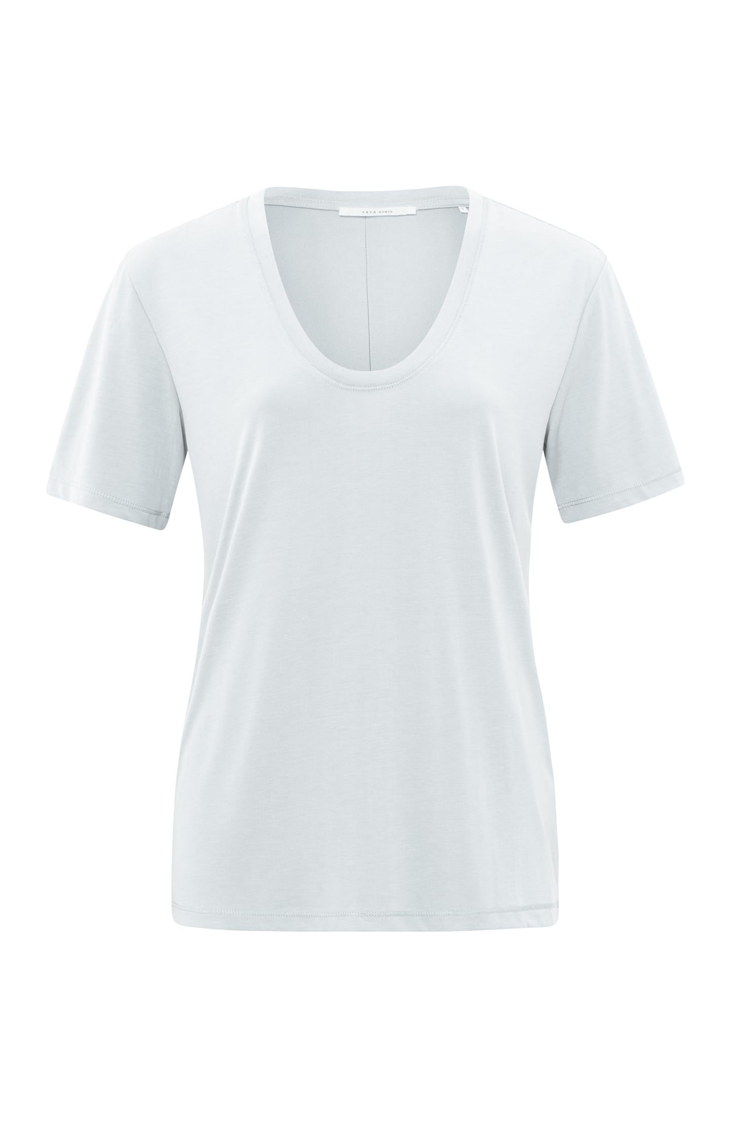 T-shirt with rounded V-neck and short sleeves in regular fit - Type: product