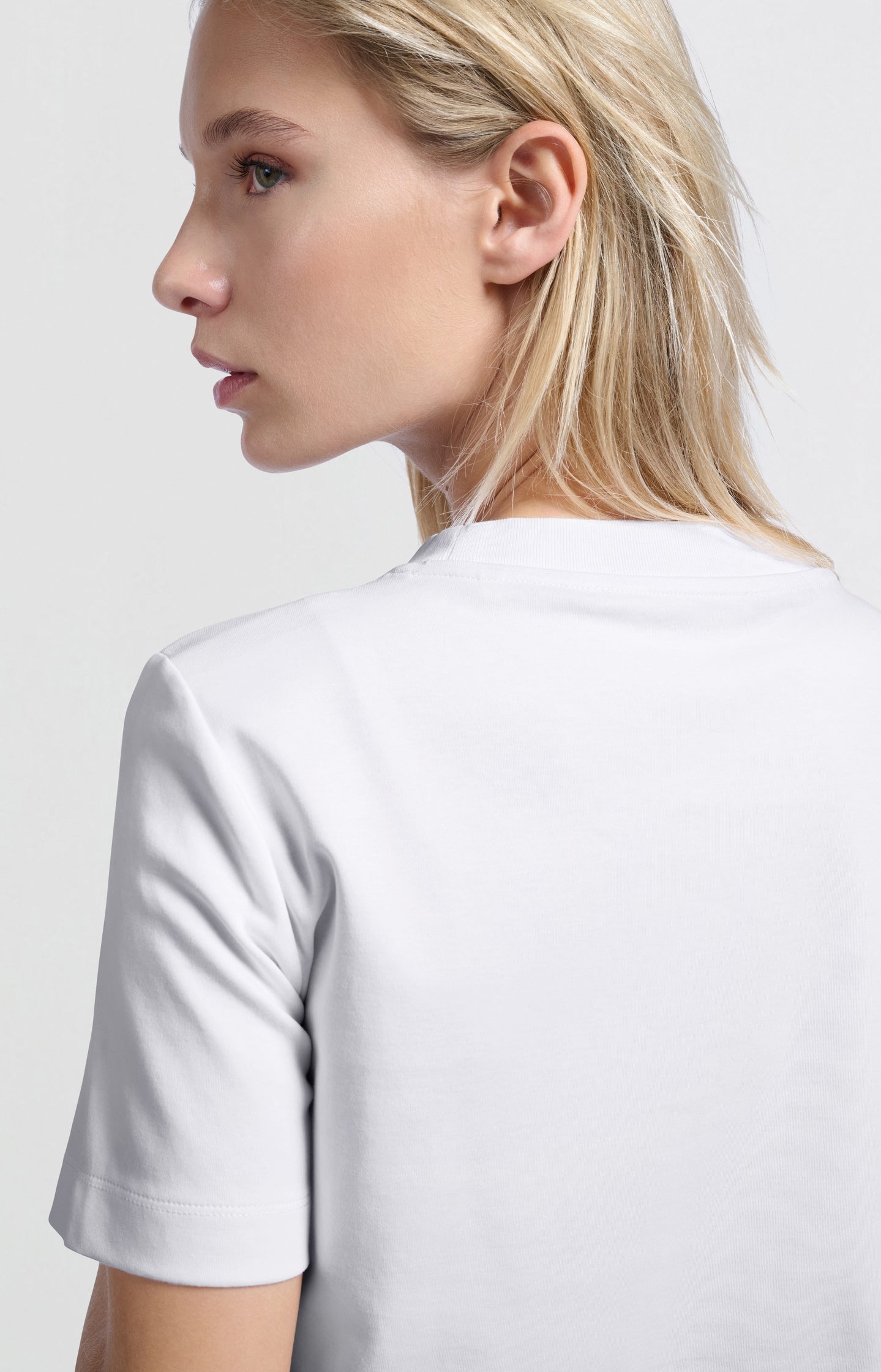 T-shirt with short sleeves, round neck and a relaxed fit