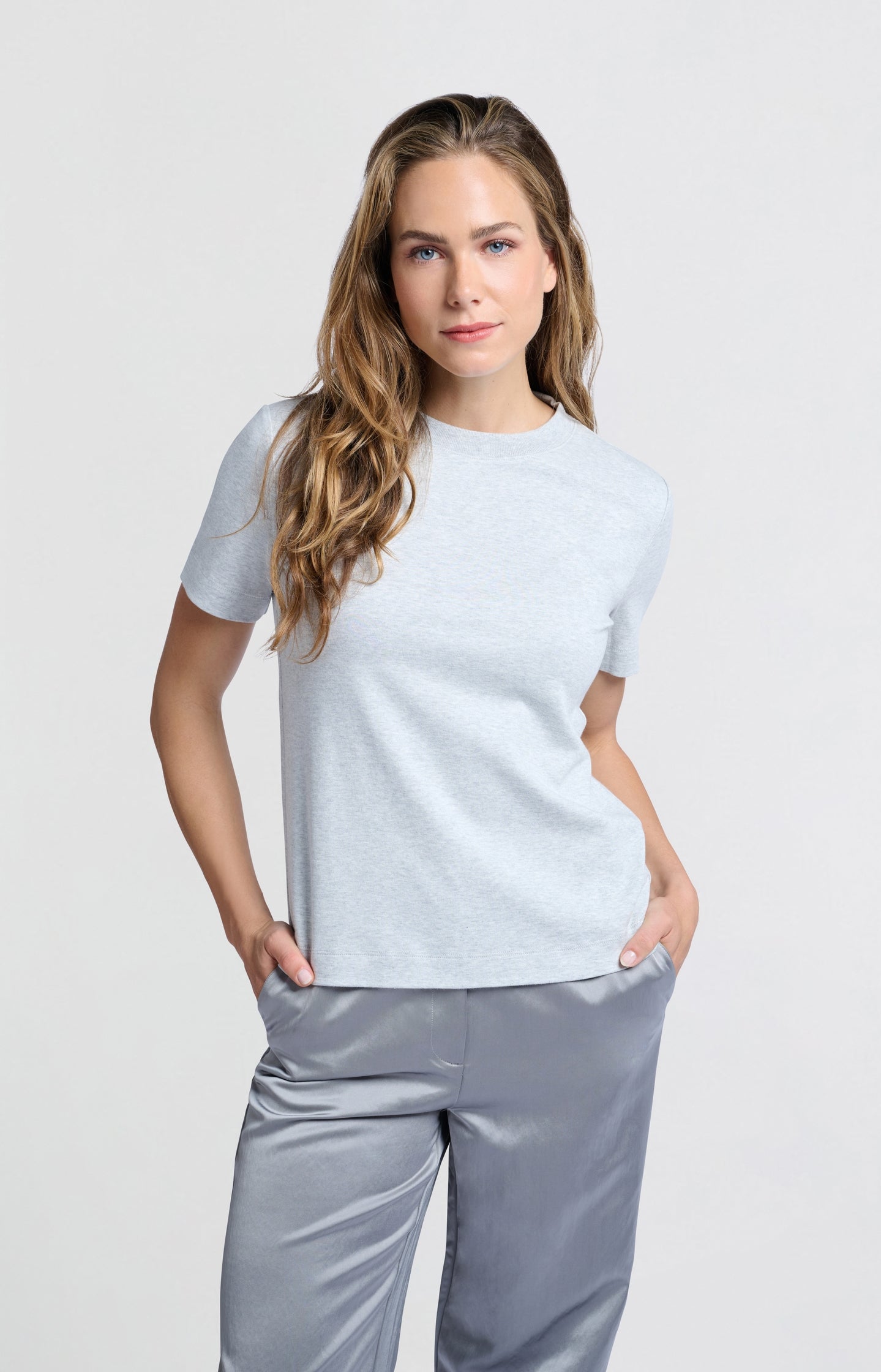 T-shirt with short sleeves, round neck and relaxed fit