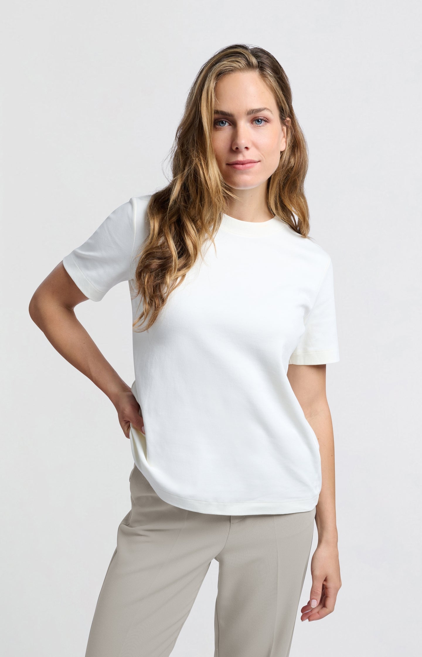 T-shirt with short sleeves, round neck and relaxed fit