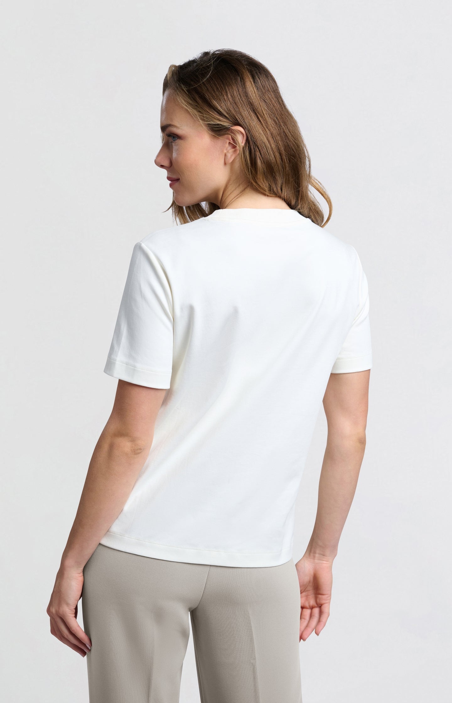 T-shirt with short sleeves, round neck and relaxed fit