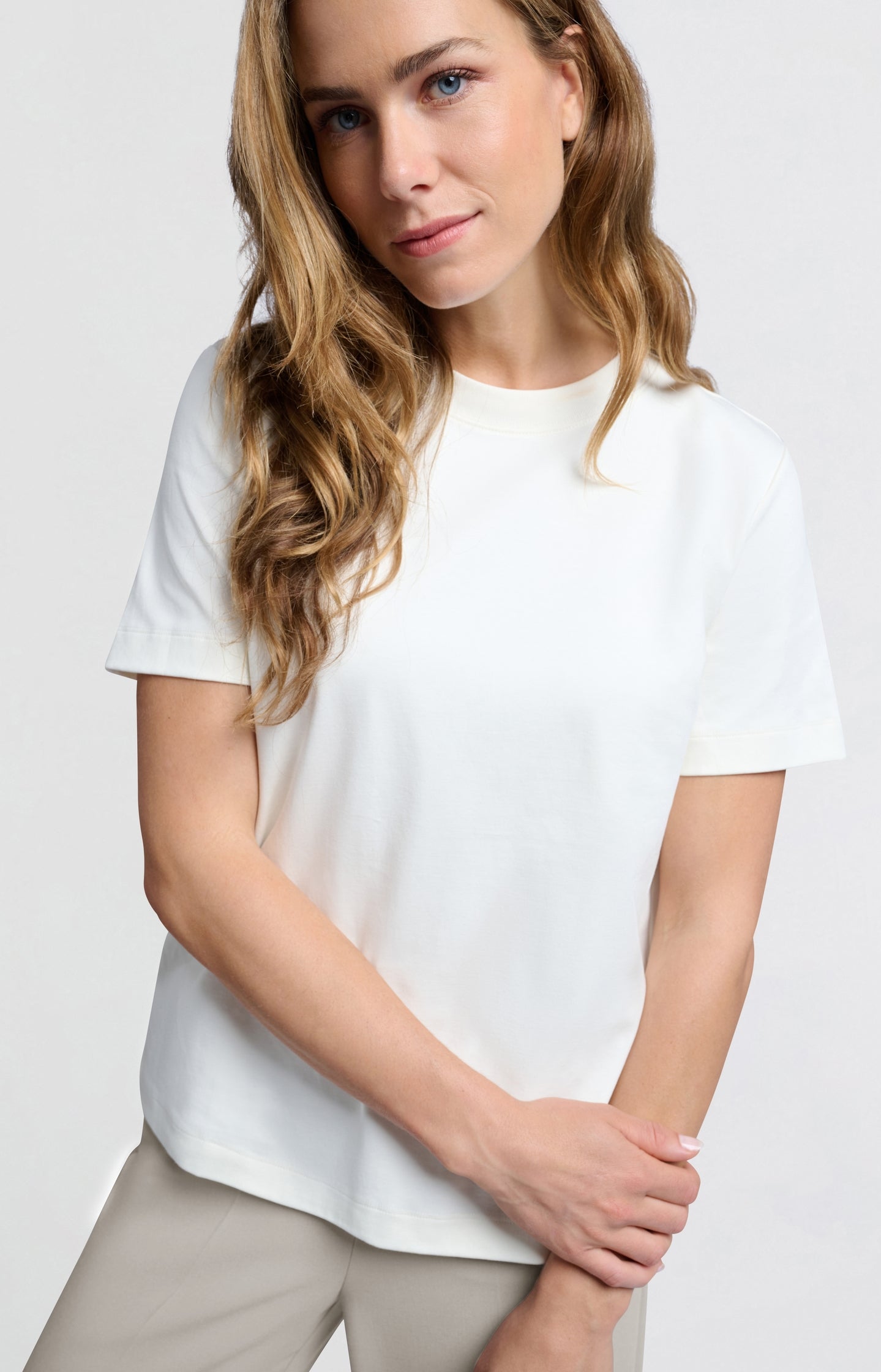 T-shirt with short sleeves, round neck and relaxed fit