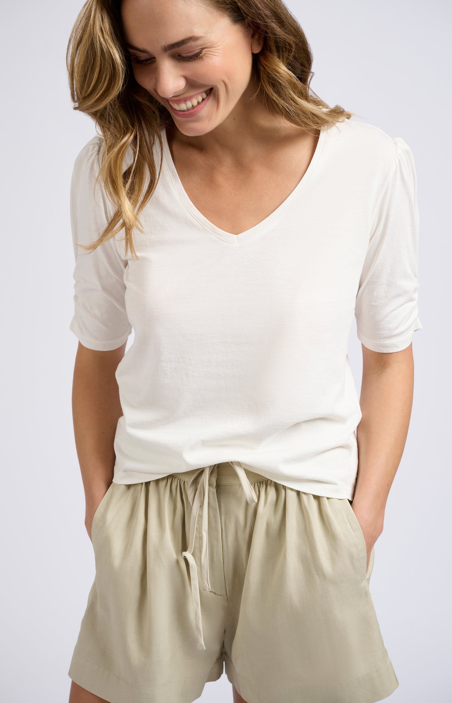 T-shirt with V-neck, half long sleeves and gathered seams - Blanc De Blanc White - Type: lookbook