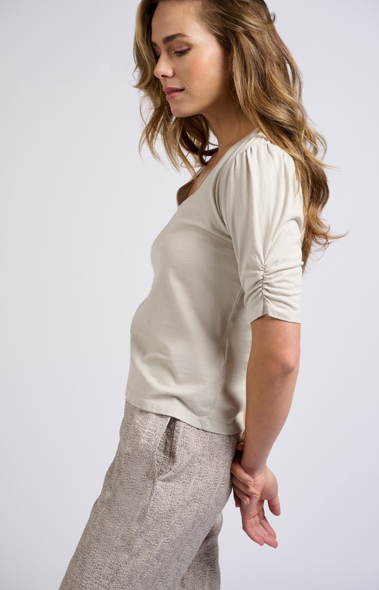 T-shirt with V-neck, half long sleeves and gathered seams - Moonstruck Grey