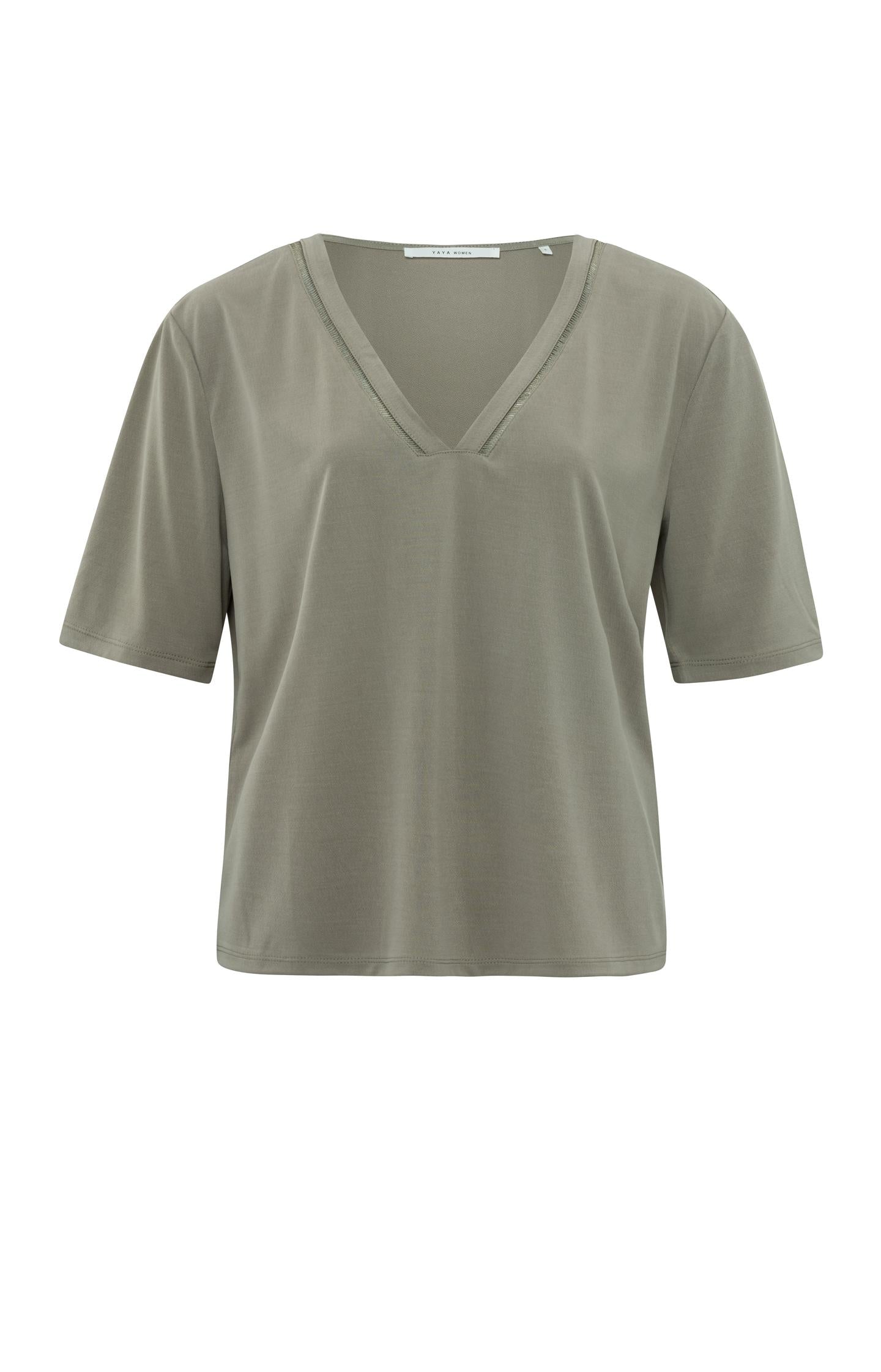 T-shirt with V-neck, short sleeves and detail in regular fit - Type: product