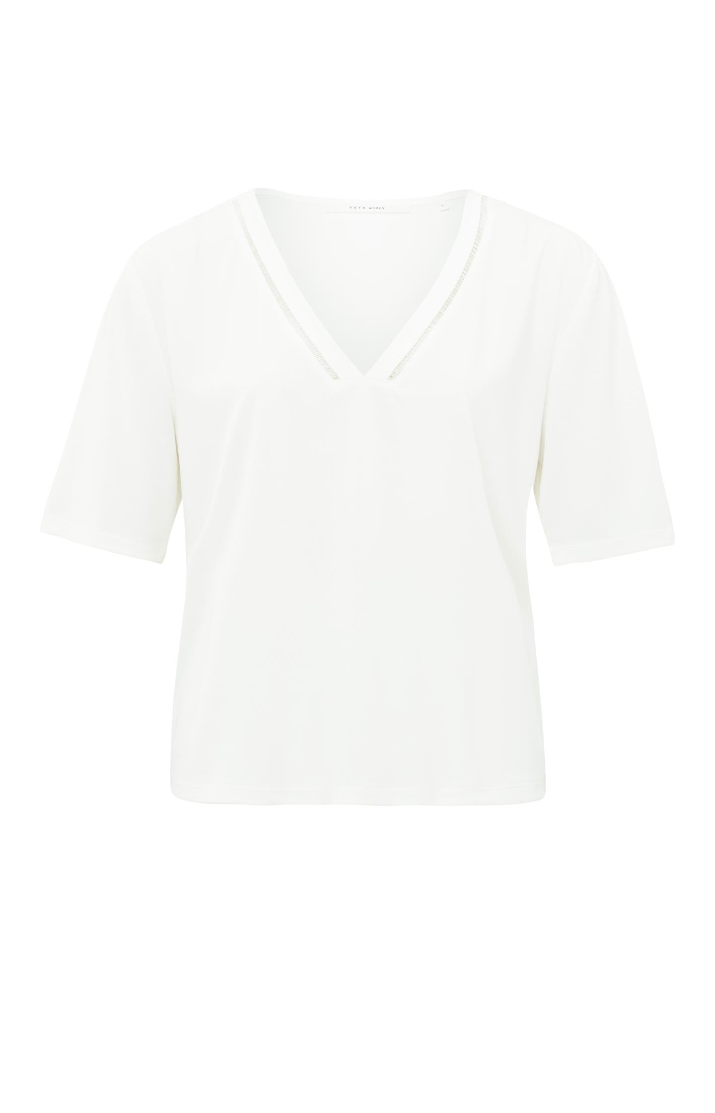 T-shirt with V-neck, short sleeves and detail in regular fit - Type: product