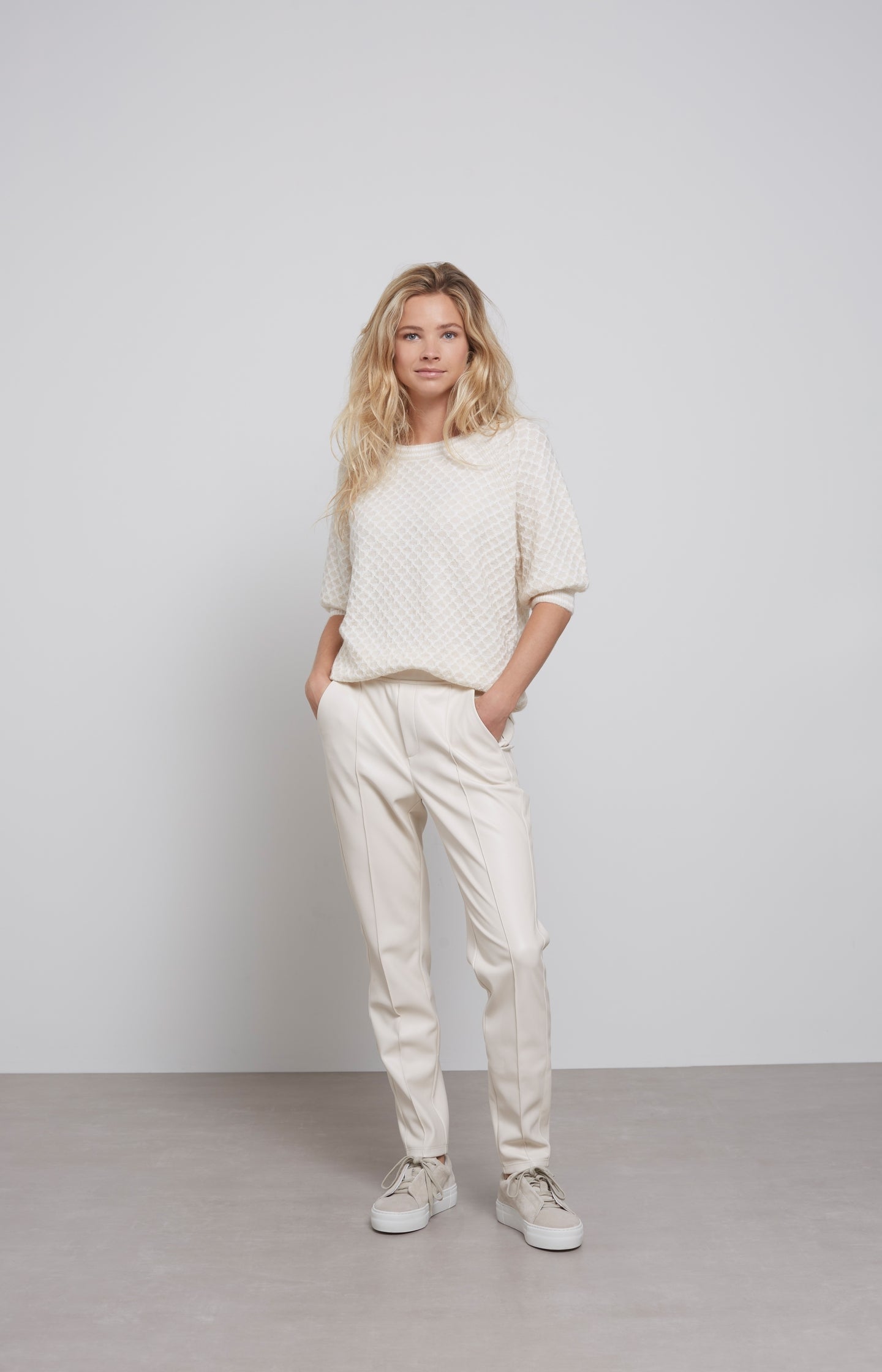 Textured sweater with round neck and short puffed sleeves