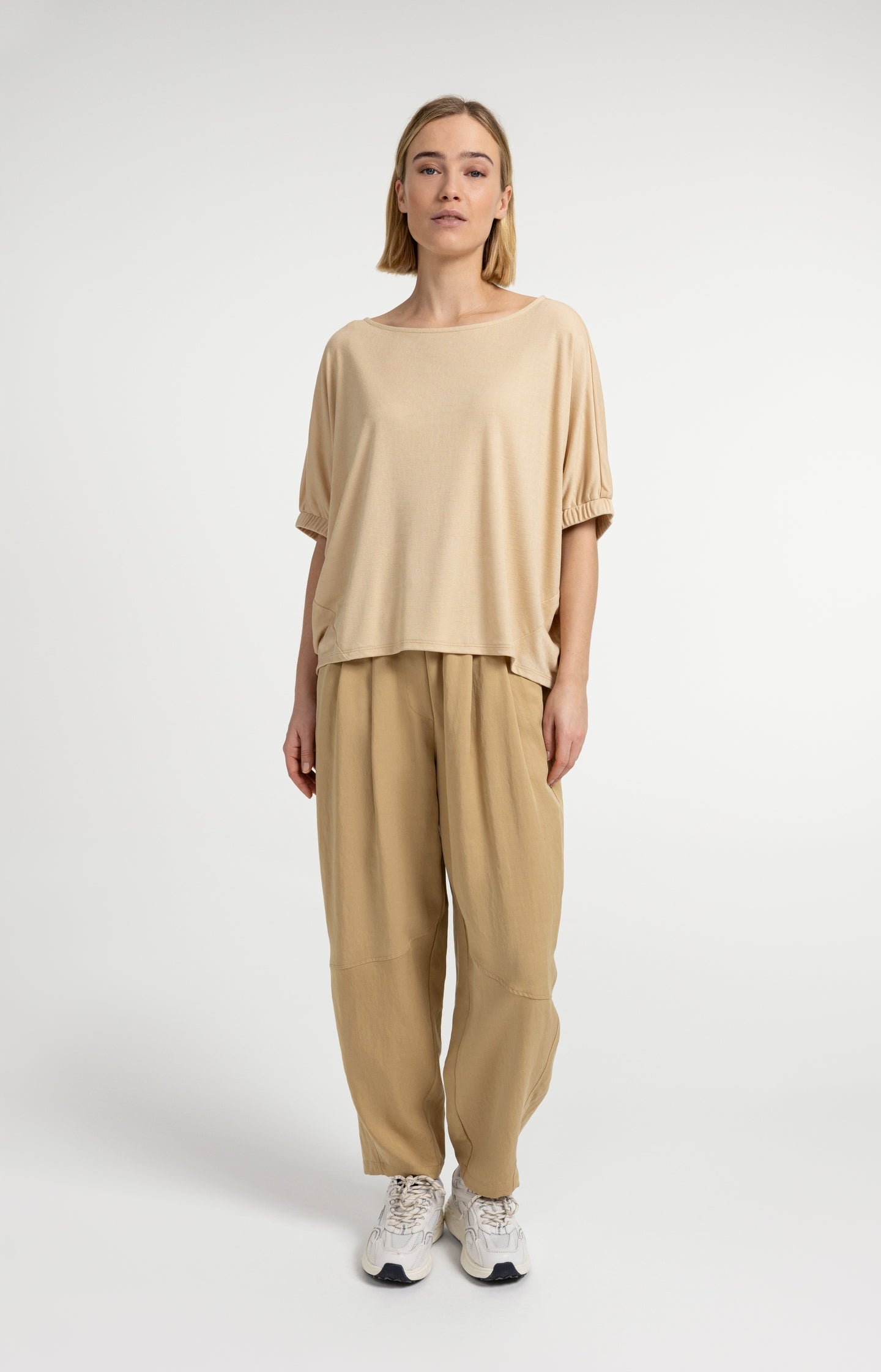 Top with boat neckline and elastic cuffs