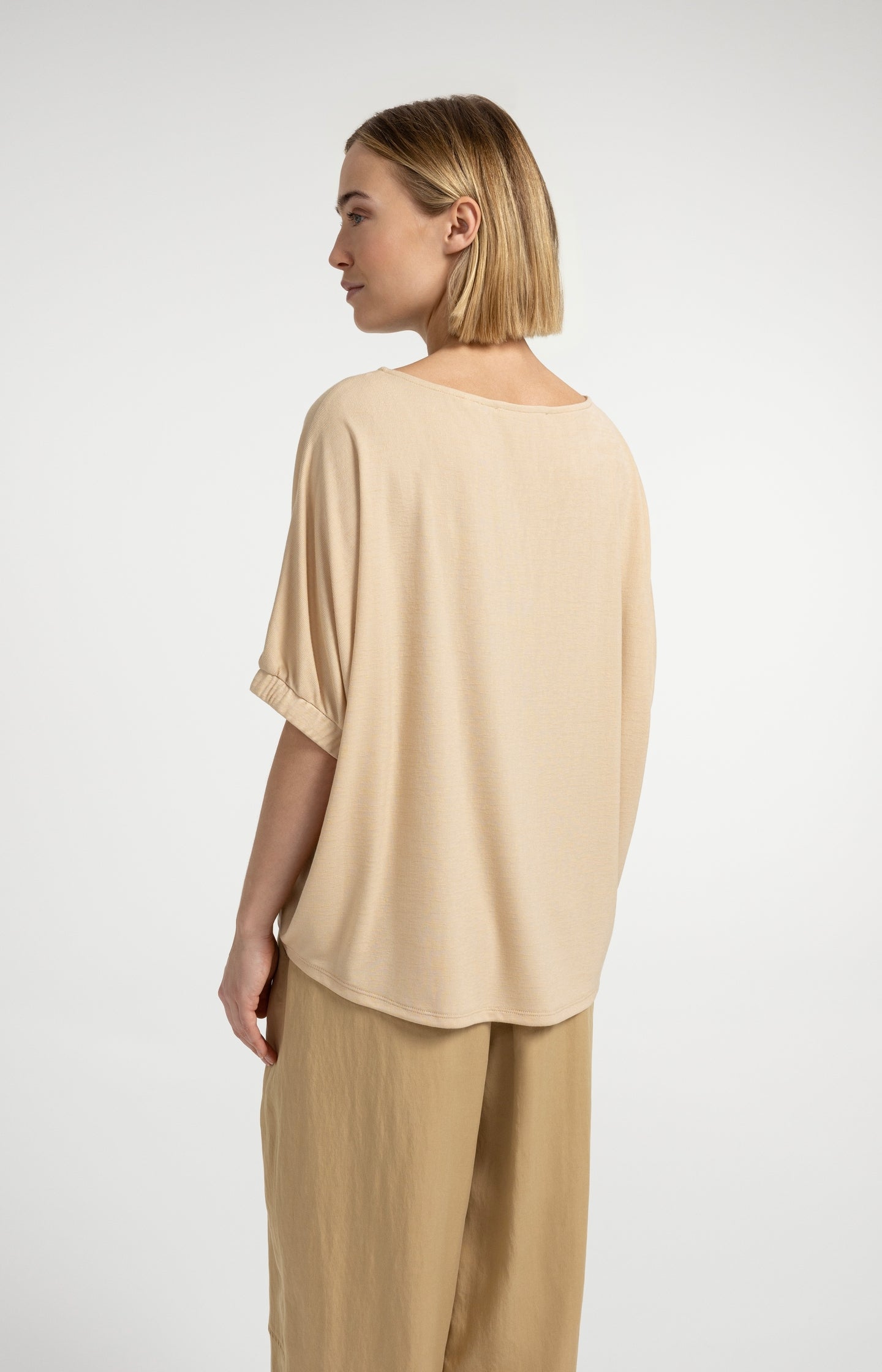 Top with boat neckline and elastic cuffs