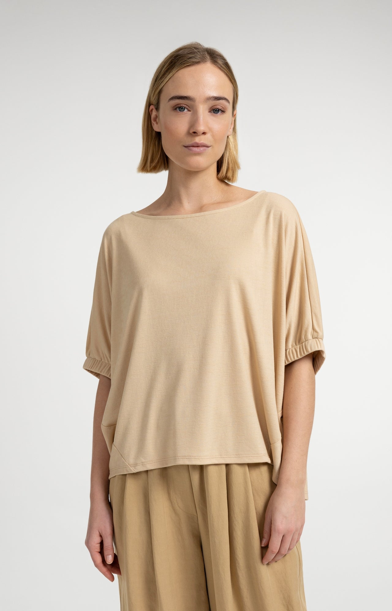 Top with boat neckline and elastic cuffs