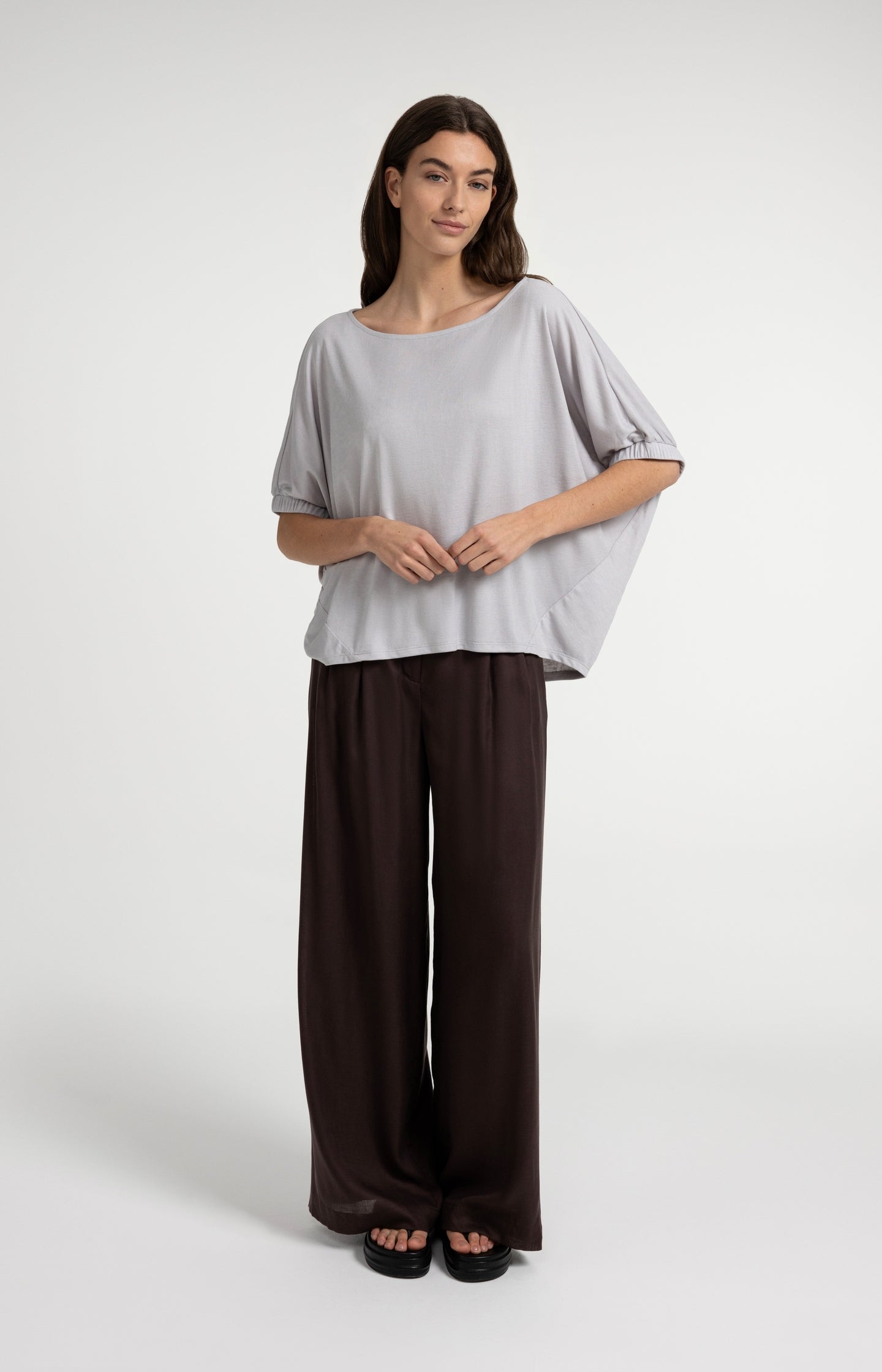 Top with boat neckline and elastic cuffs
