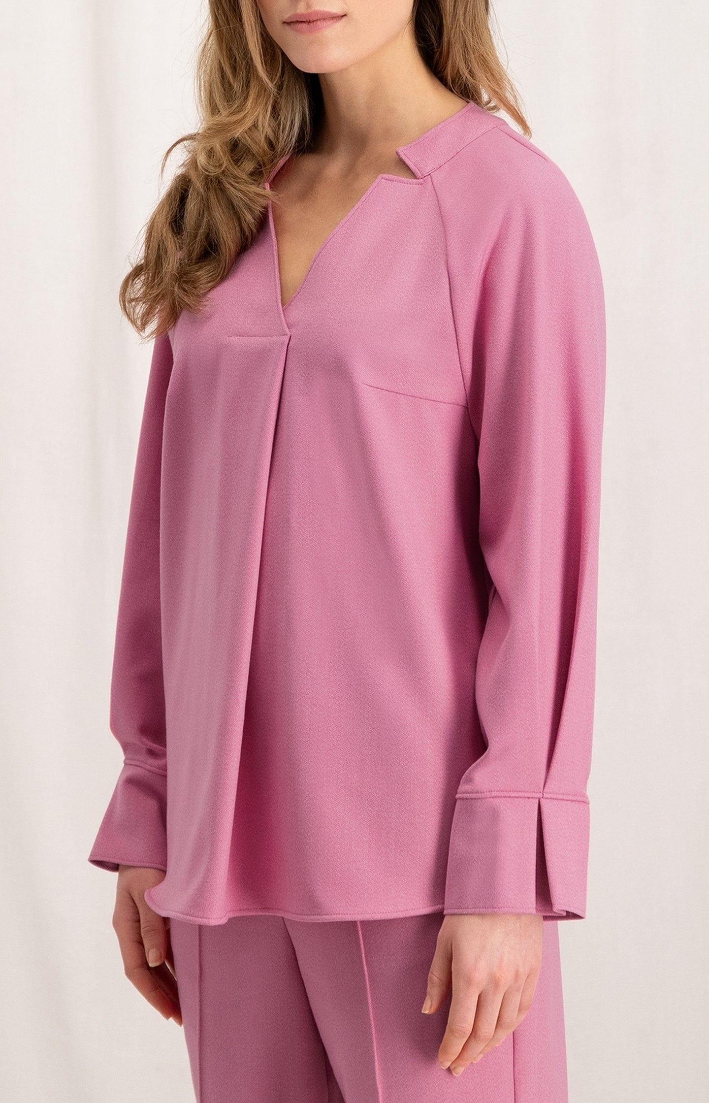 Wide fit top with detailed V-neck, long sleeves and pleated details - Type: lookbook