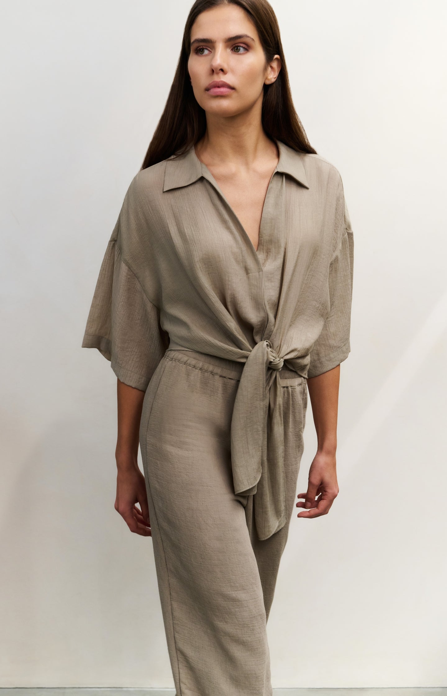 Top with knotted detail and wide sleeves