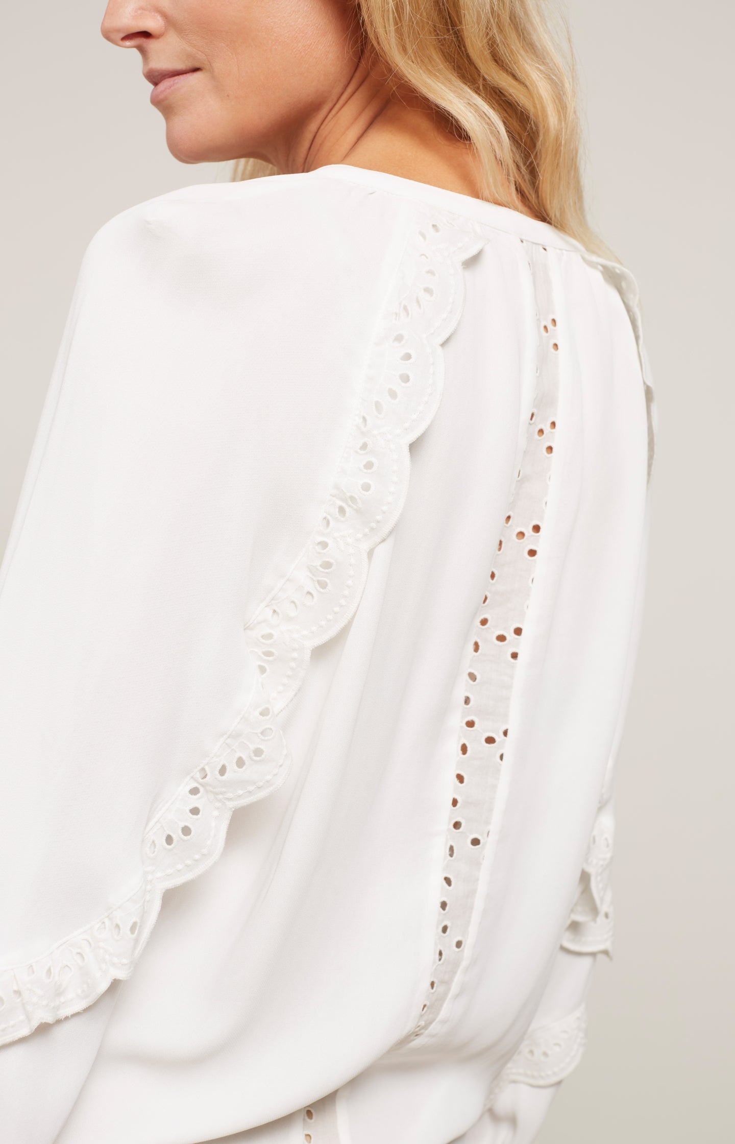 Top with long trumpet sleeves, buttons and lace details