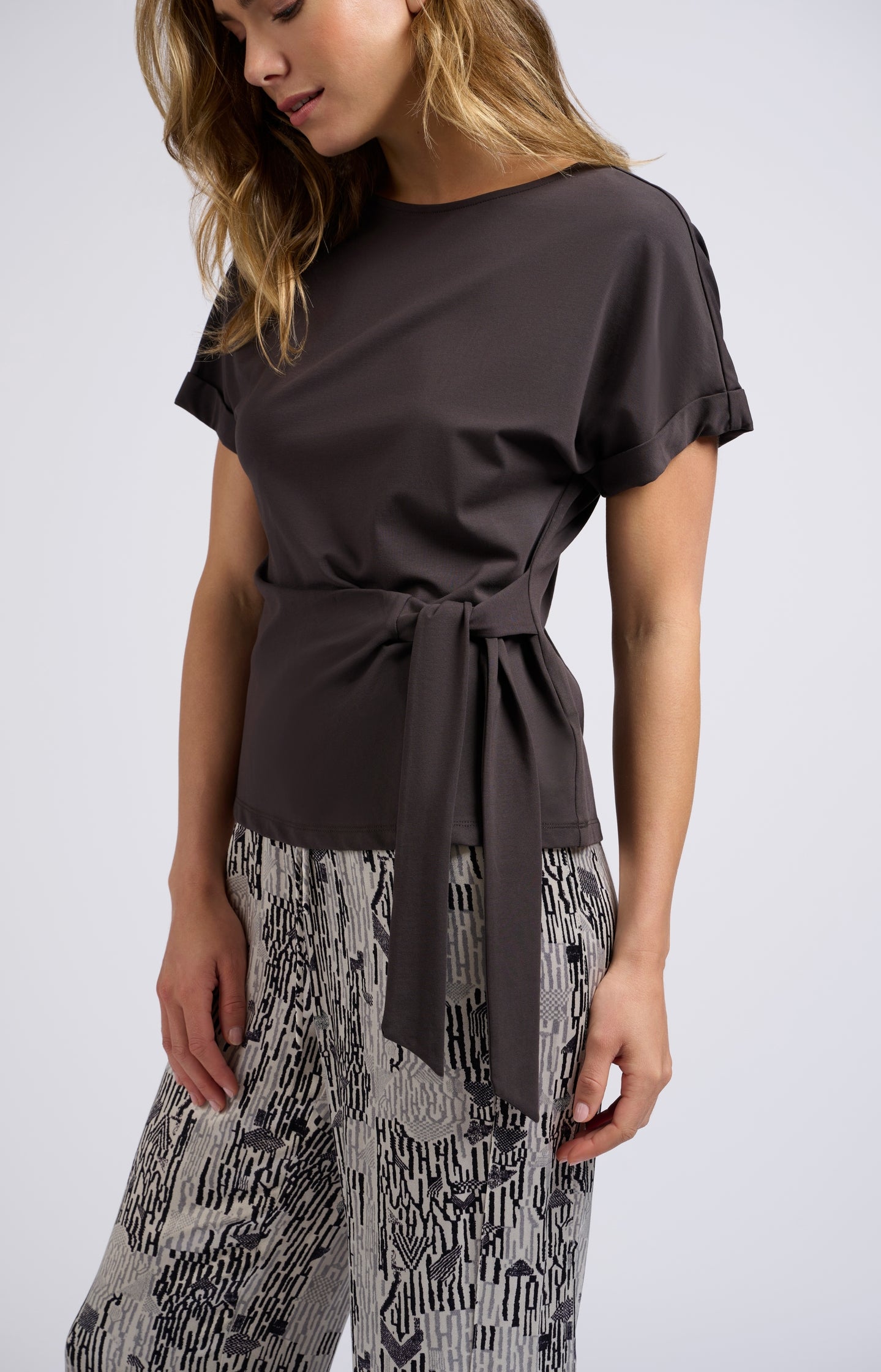 Top with round neck, short sleeves and knotted detail