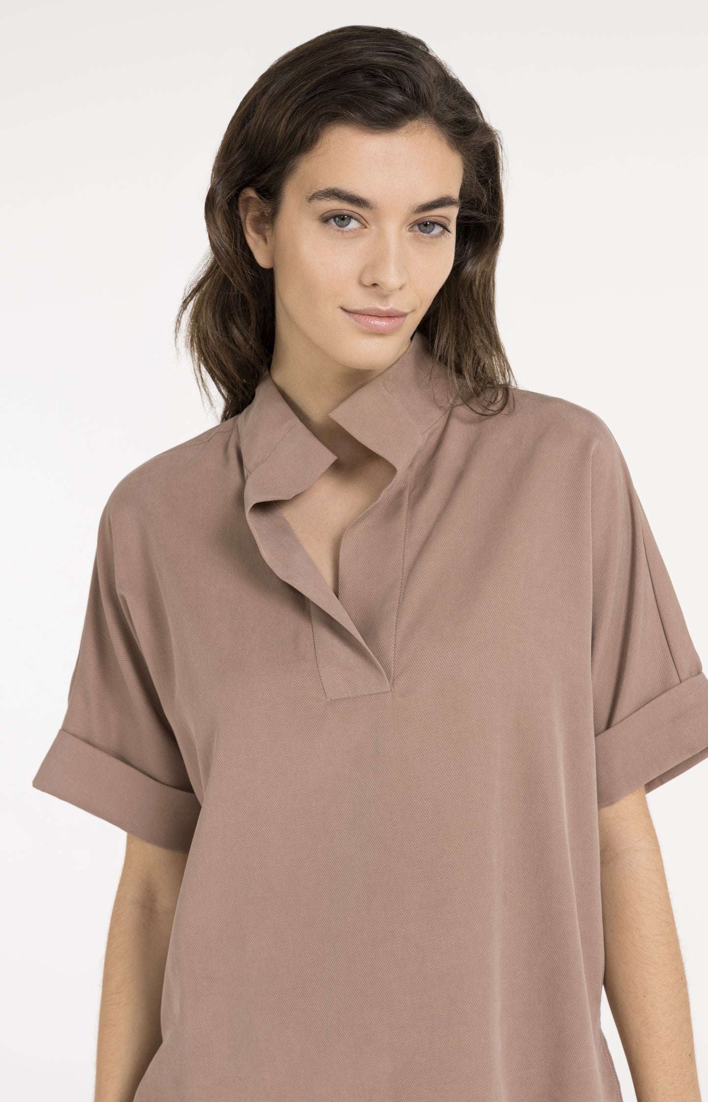 Top with short sleeves and polo collar