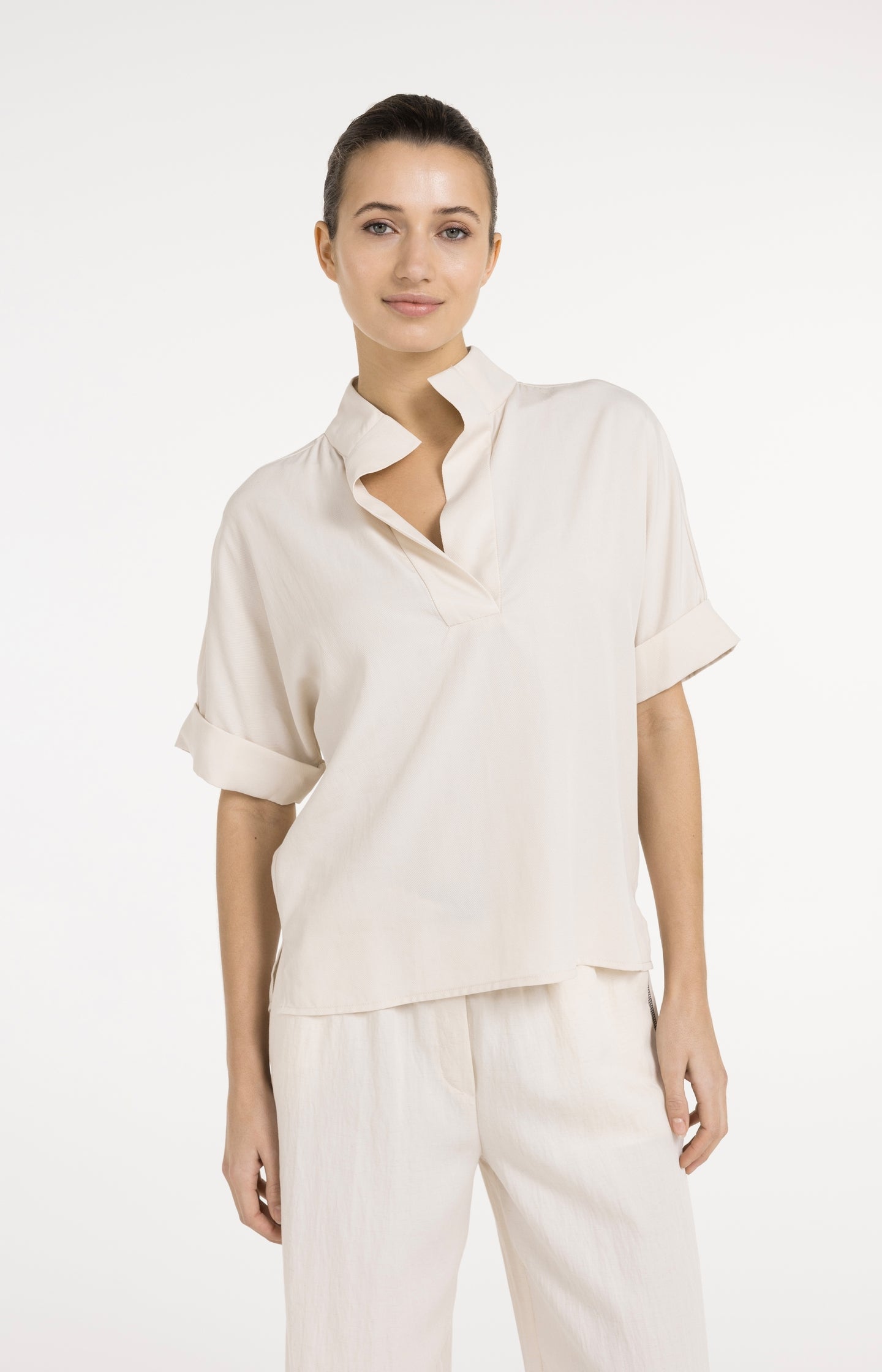 Top with short sleeves and polo collar