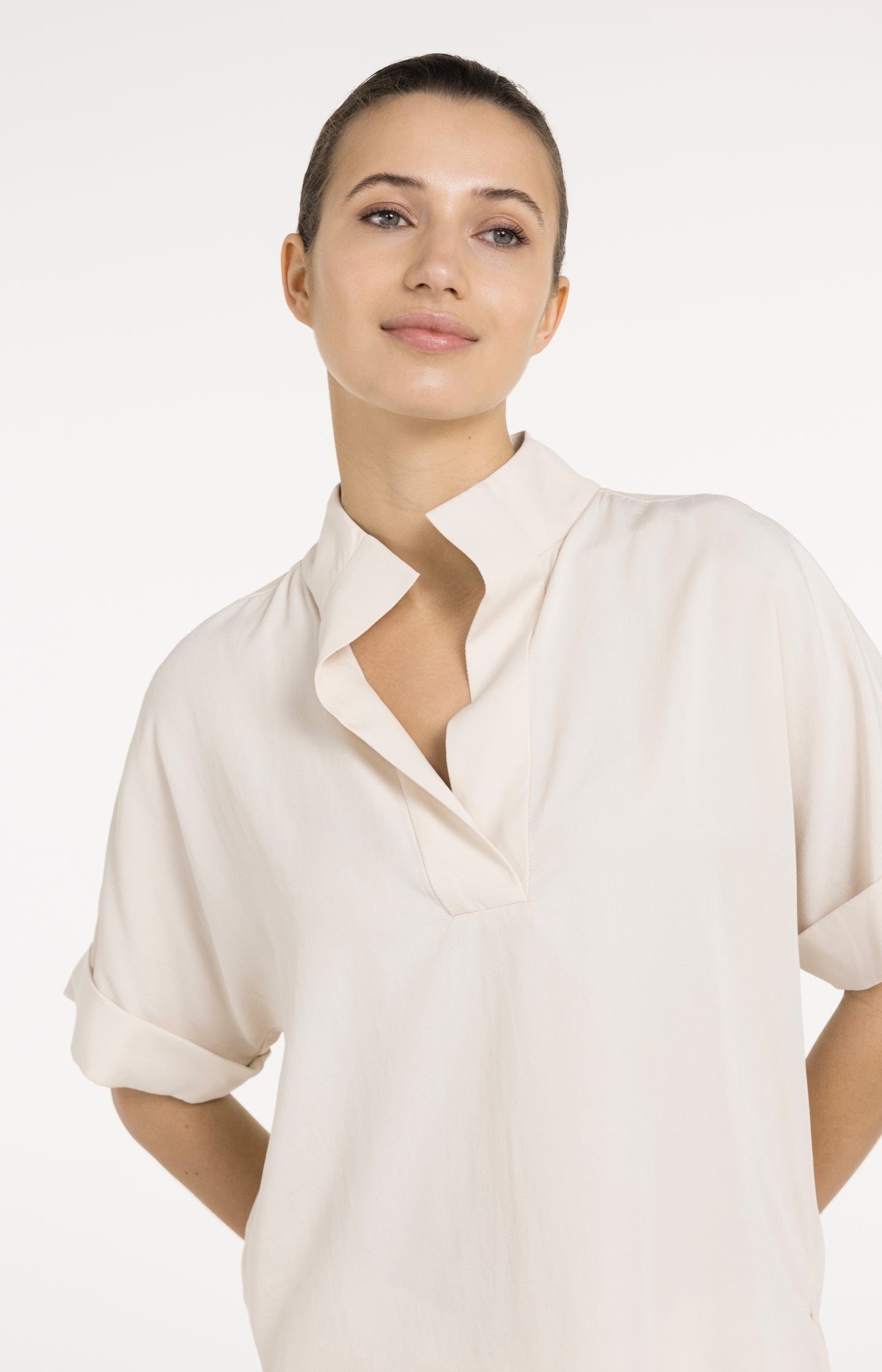 Top with short sleeves and polo collar