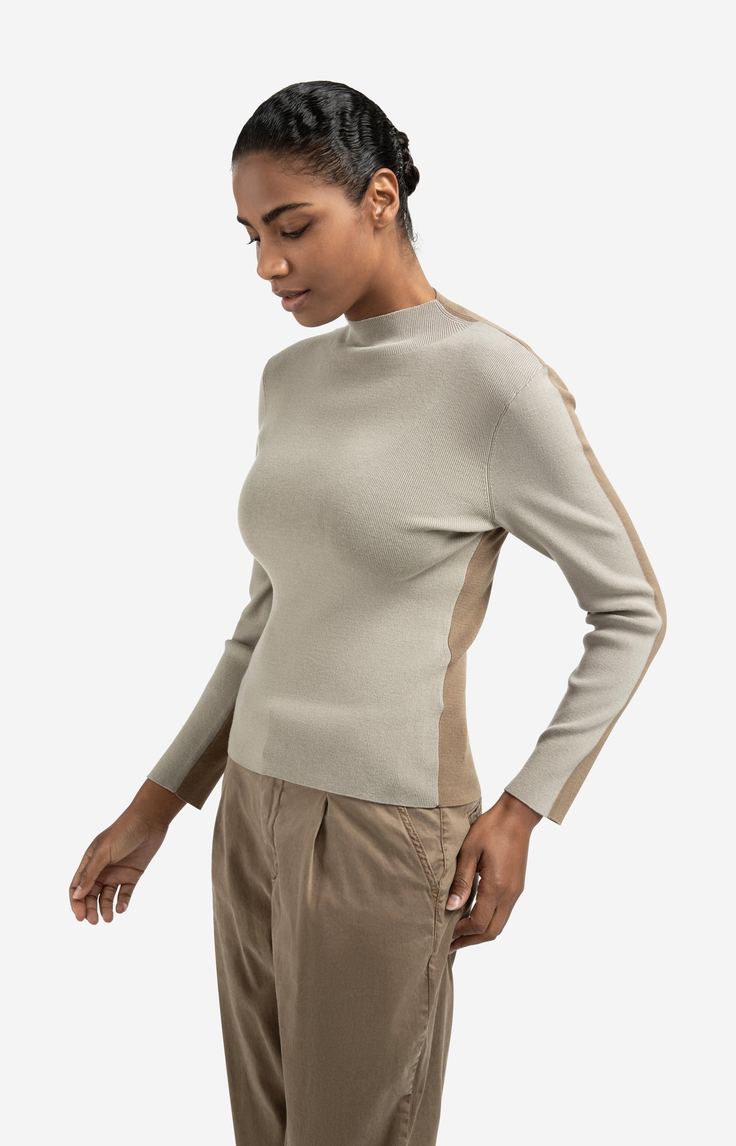 Top with two-tone design and long sleeves