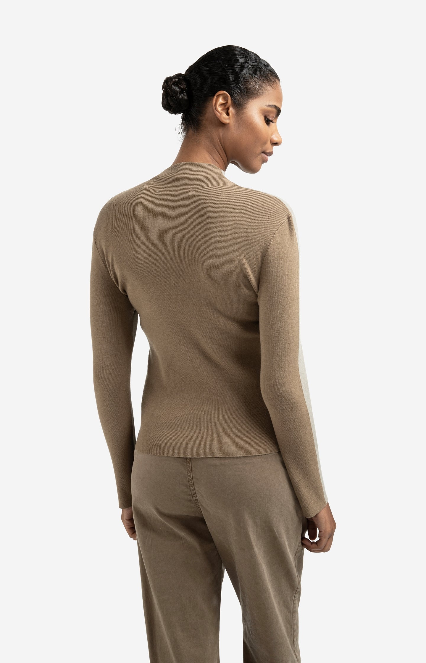 Top with two-tone design and long sleeves