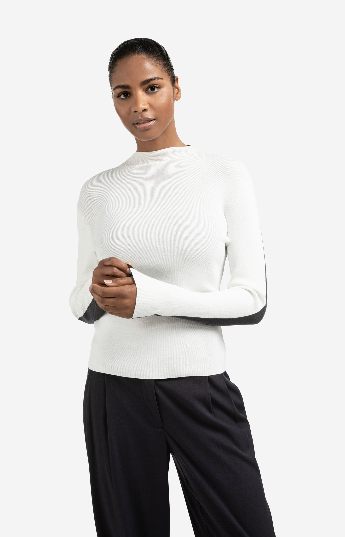 Top with two-tone design and long sleeves