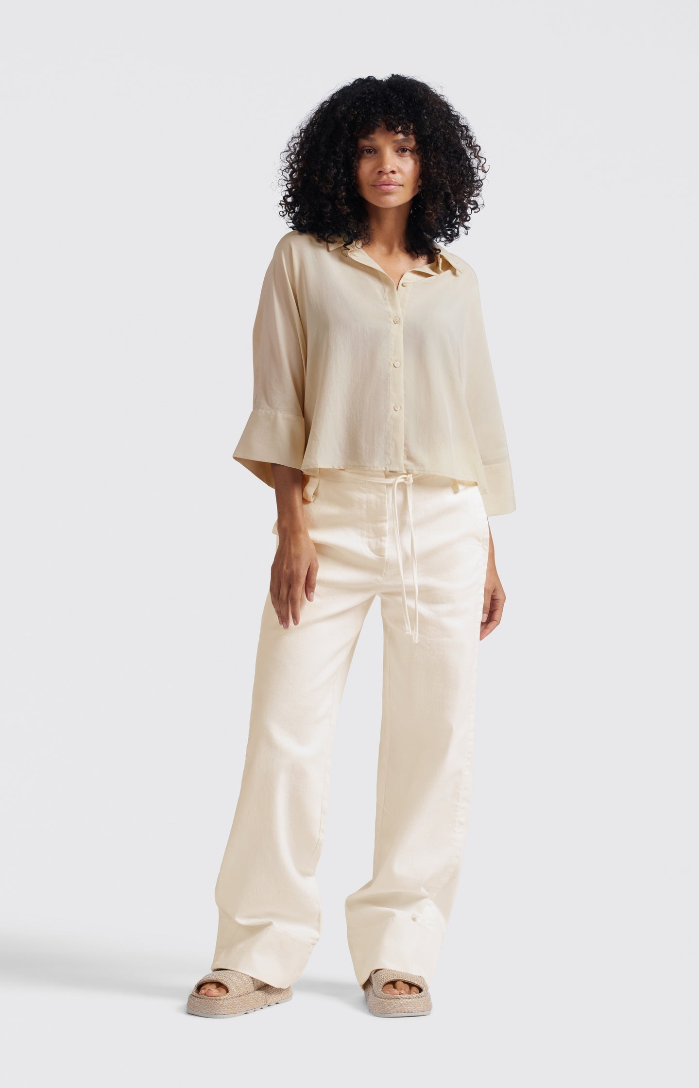 Trousers with drawstring and wide legs