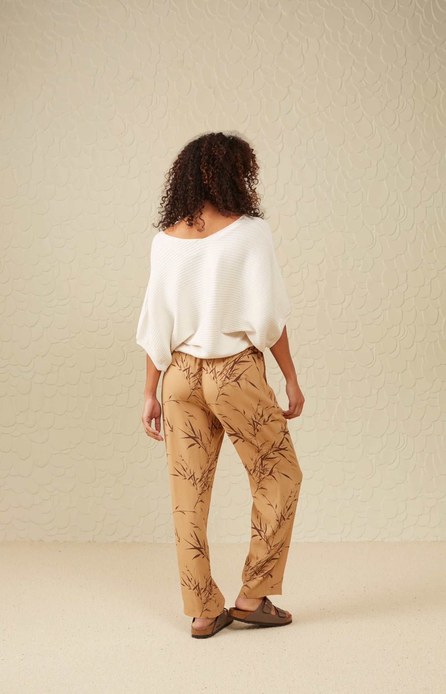 Trousers with elastic waist, side pockets and bamboo print - Type: lookbook