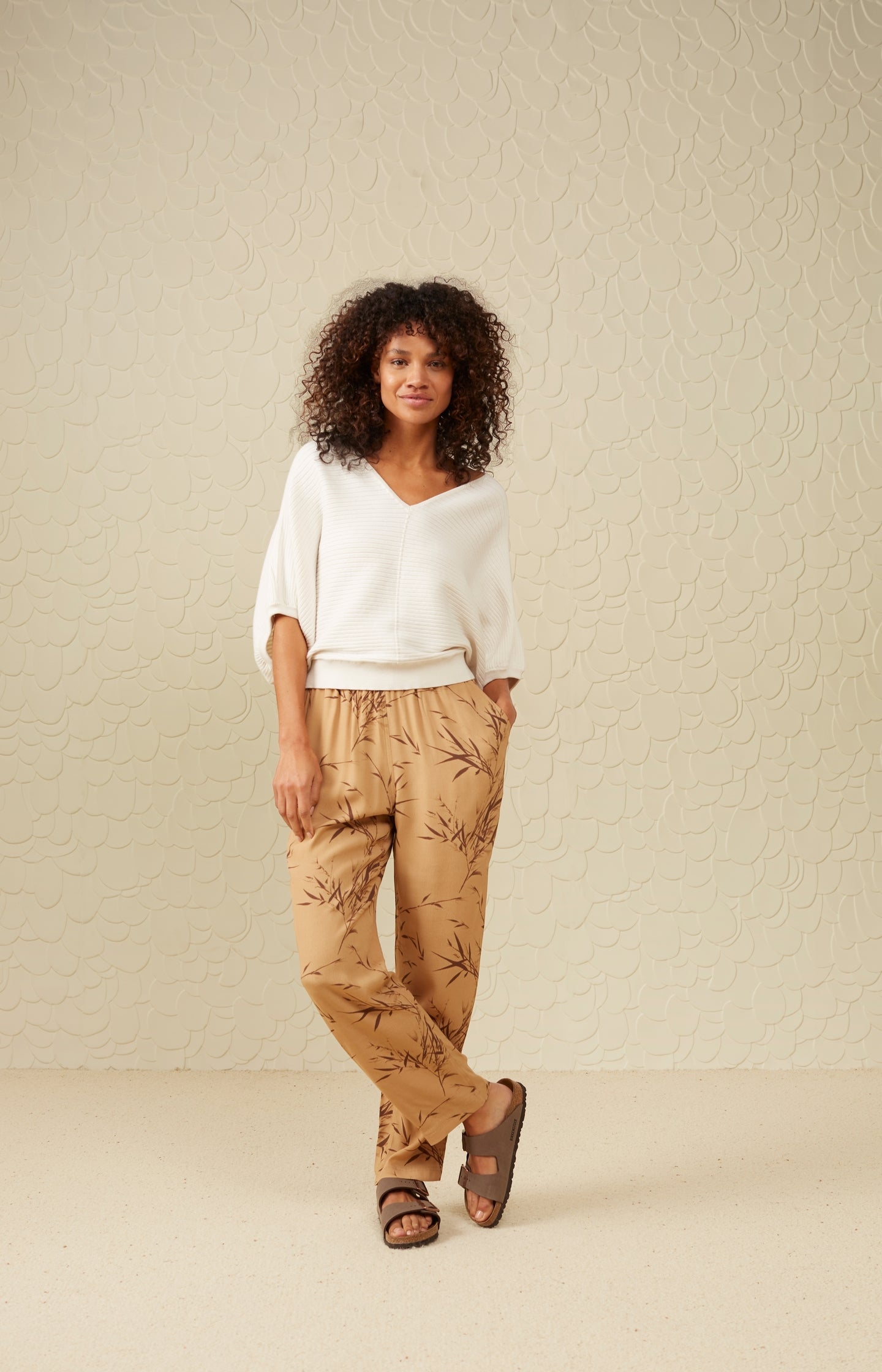 Trousers with elastic waist, side pockets and bamboo print