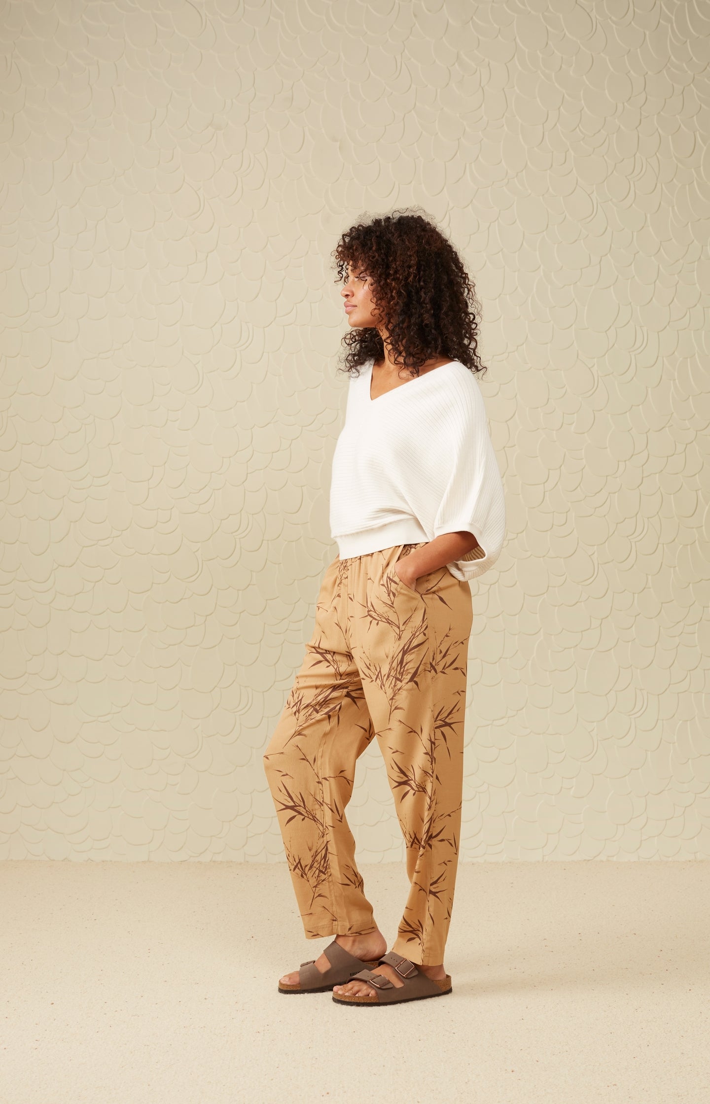 Trousers with elastic waist, side pockets and bamboo print