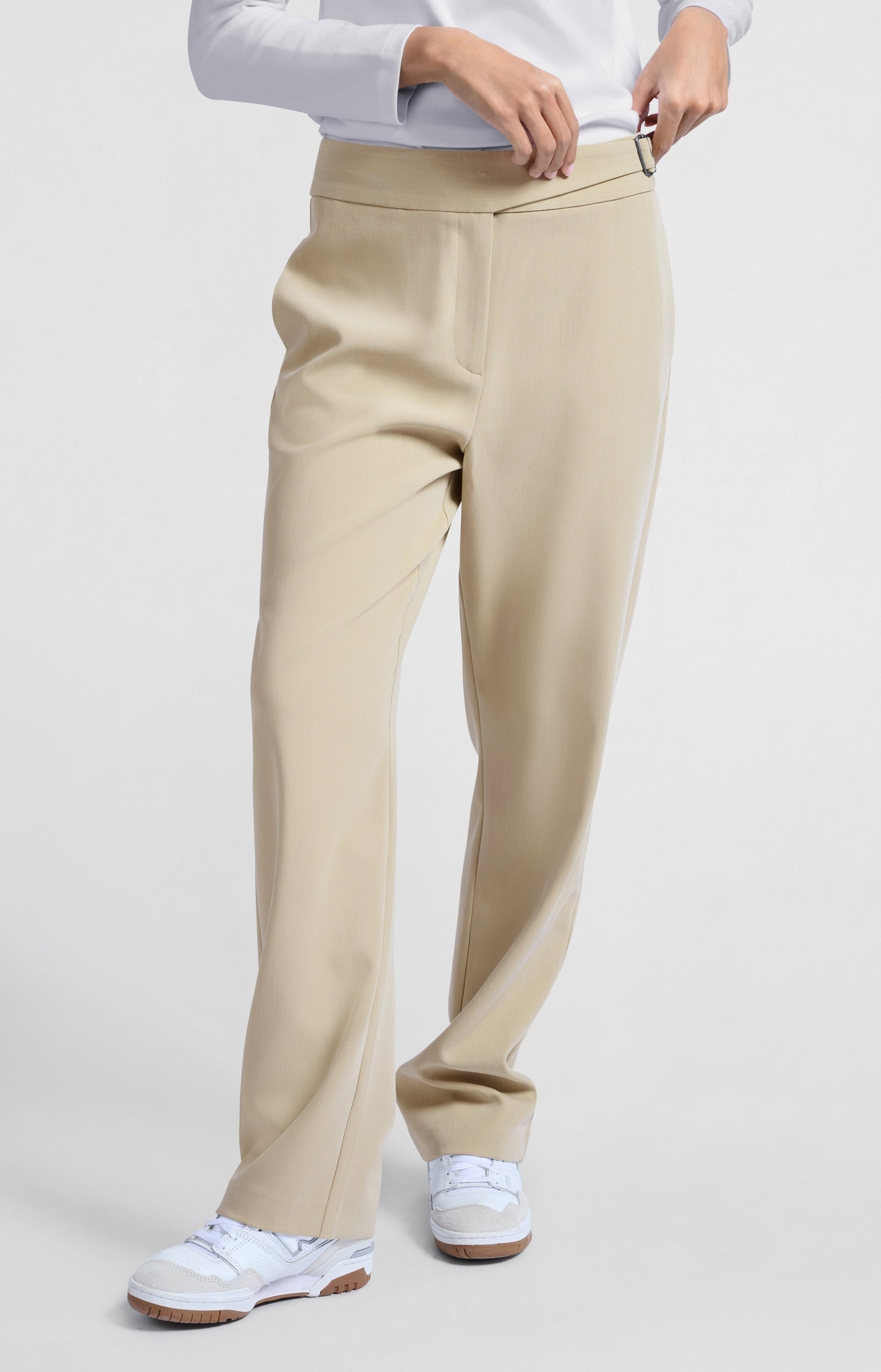 Trousers with high waist and buckle closure