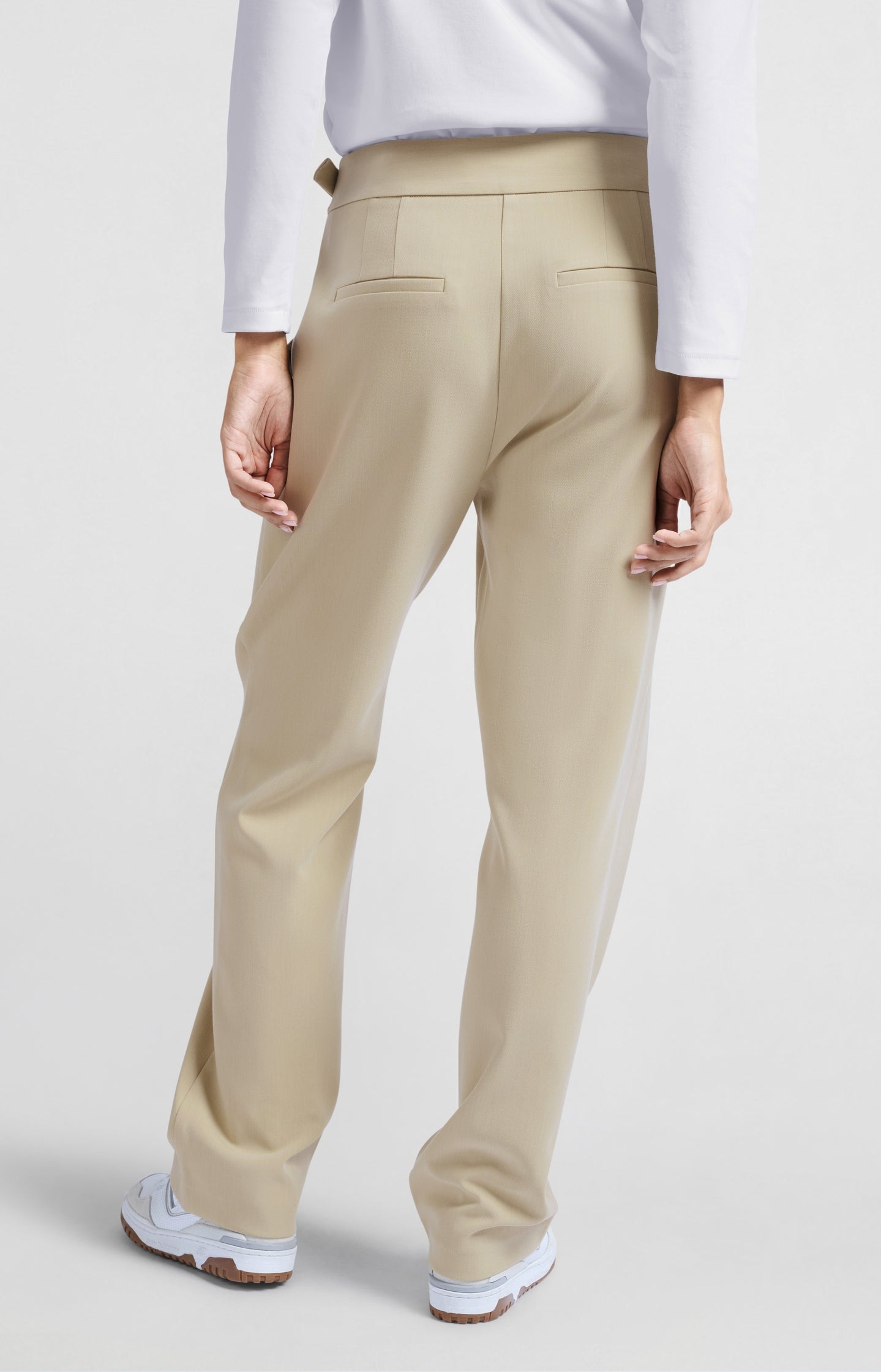 Trousers with high waist and buckle closure