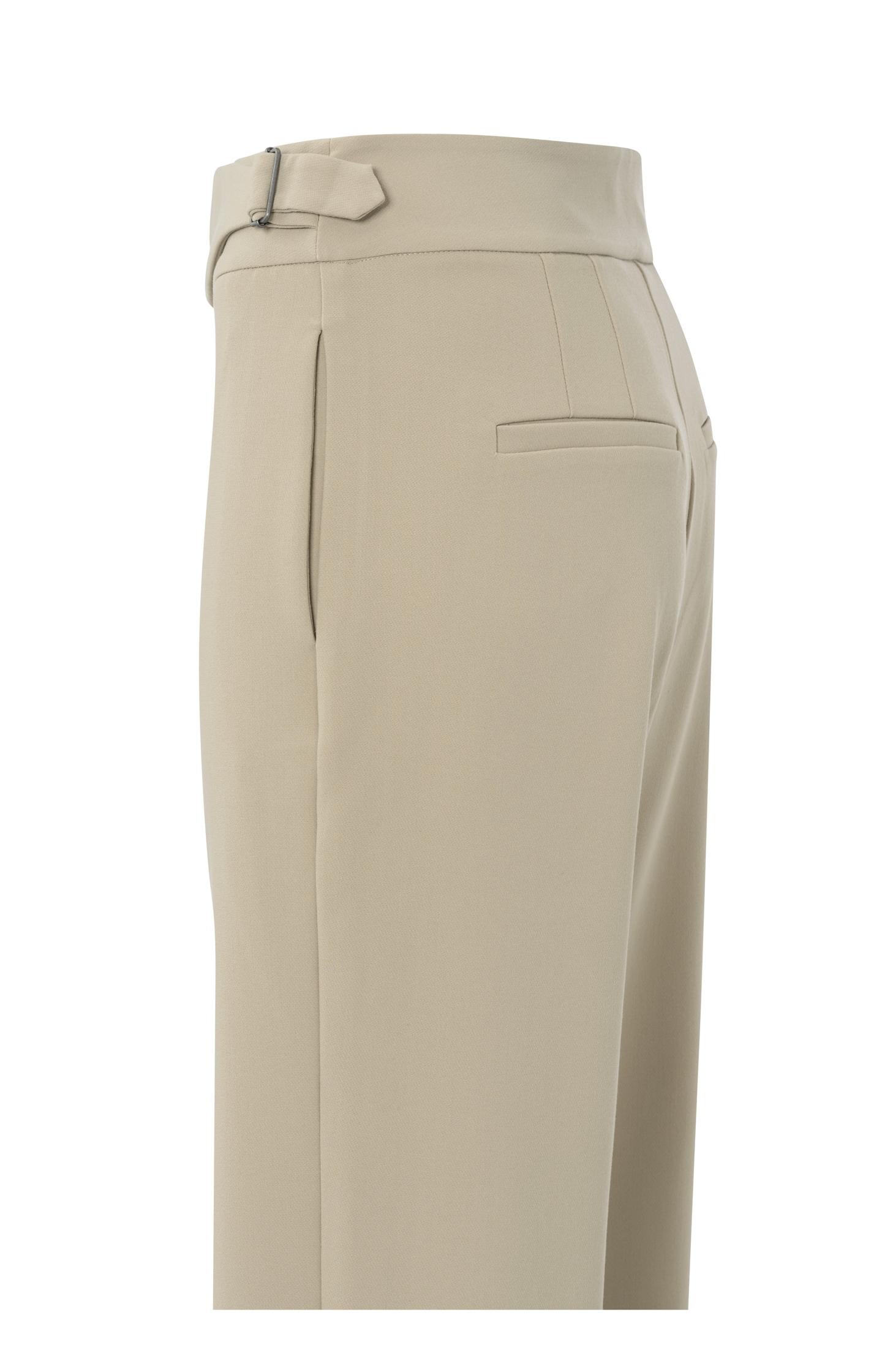 Trousers with high waist and buckle closure