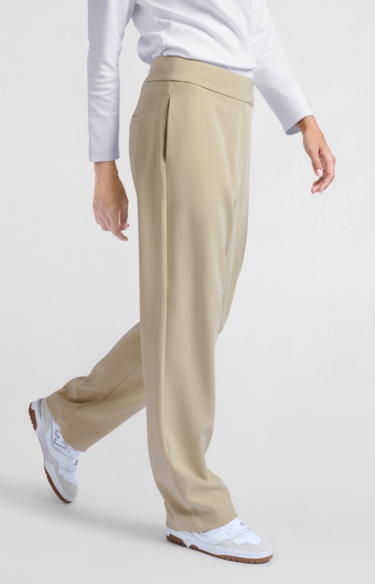 Trousers with high waist and buckle closure