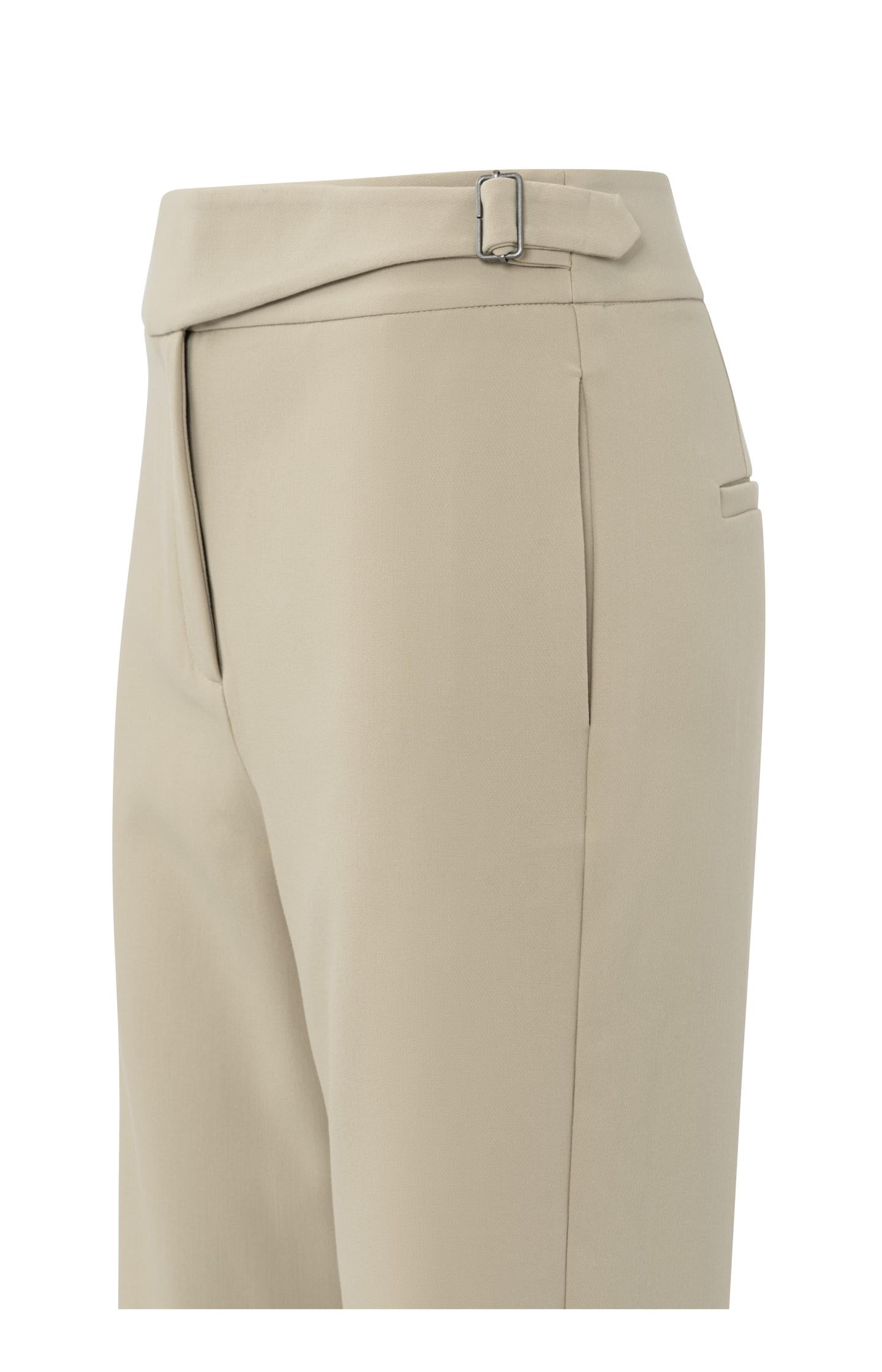 Trousers with high waist and buckle closure