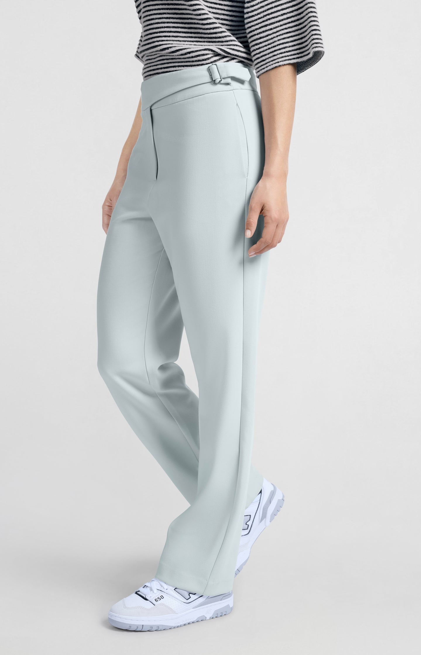 Trousers with high waist and buckle closure