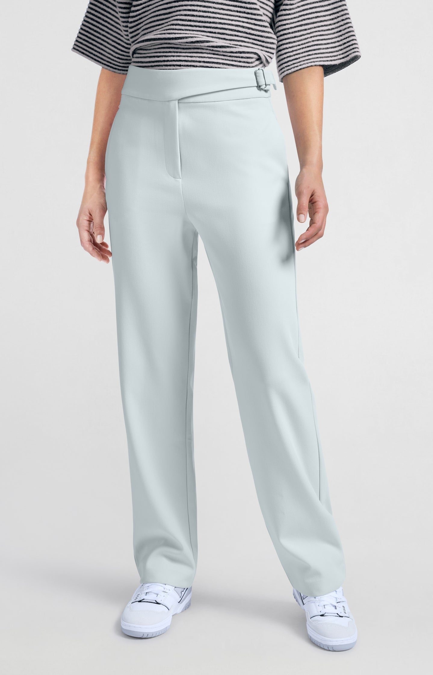 Trousers with high waist and buckle closure