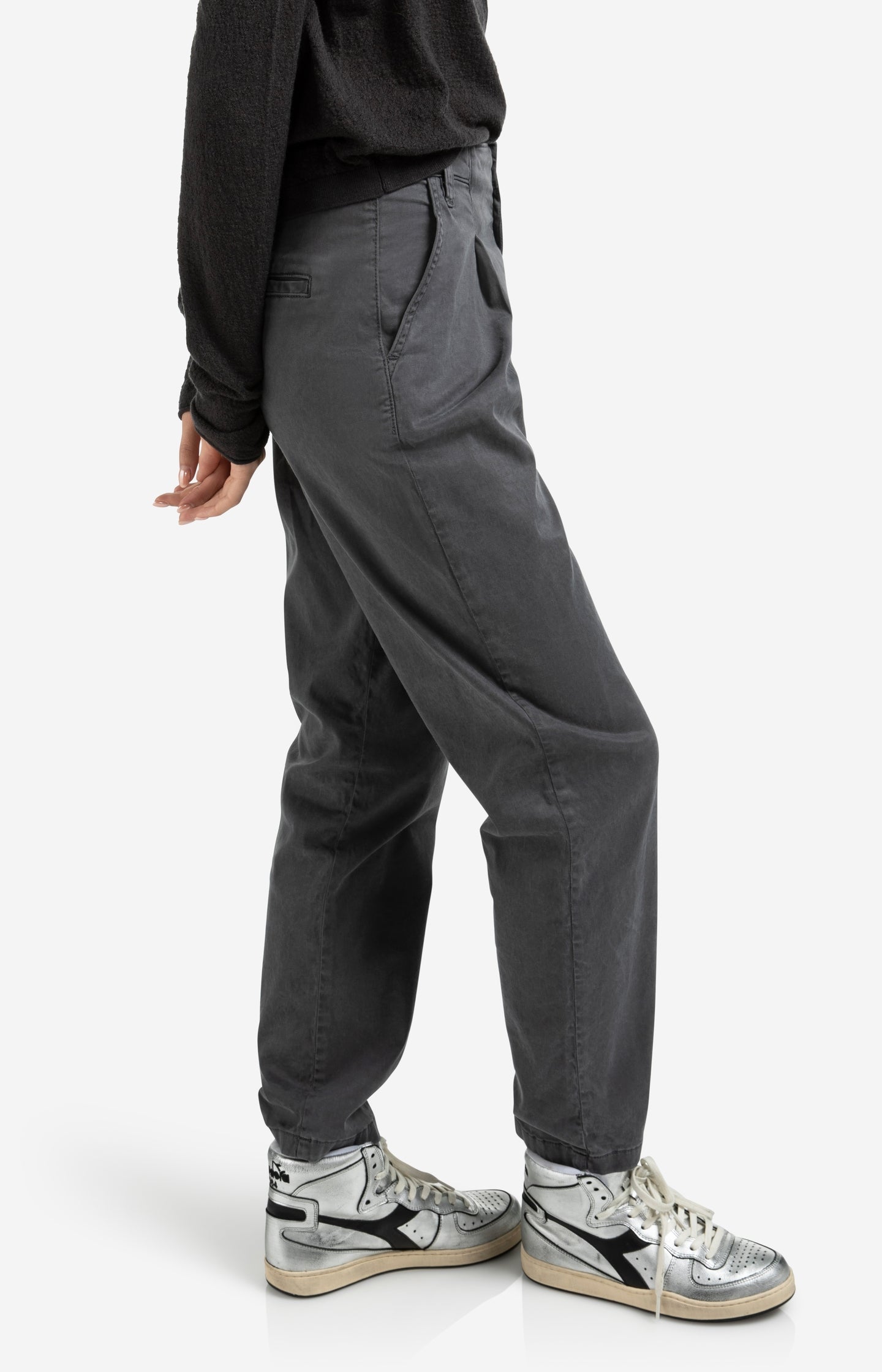 Trousers with pleats and chino pockets