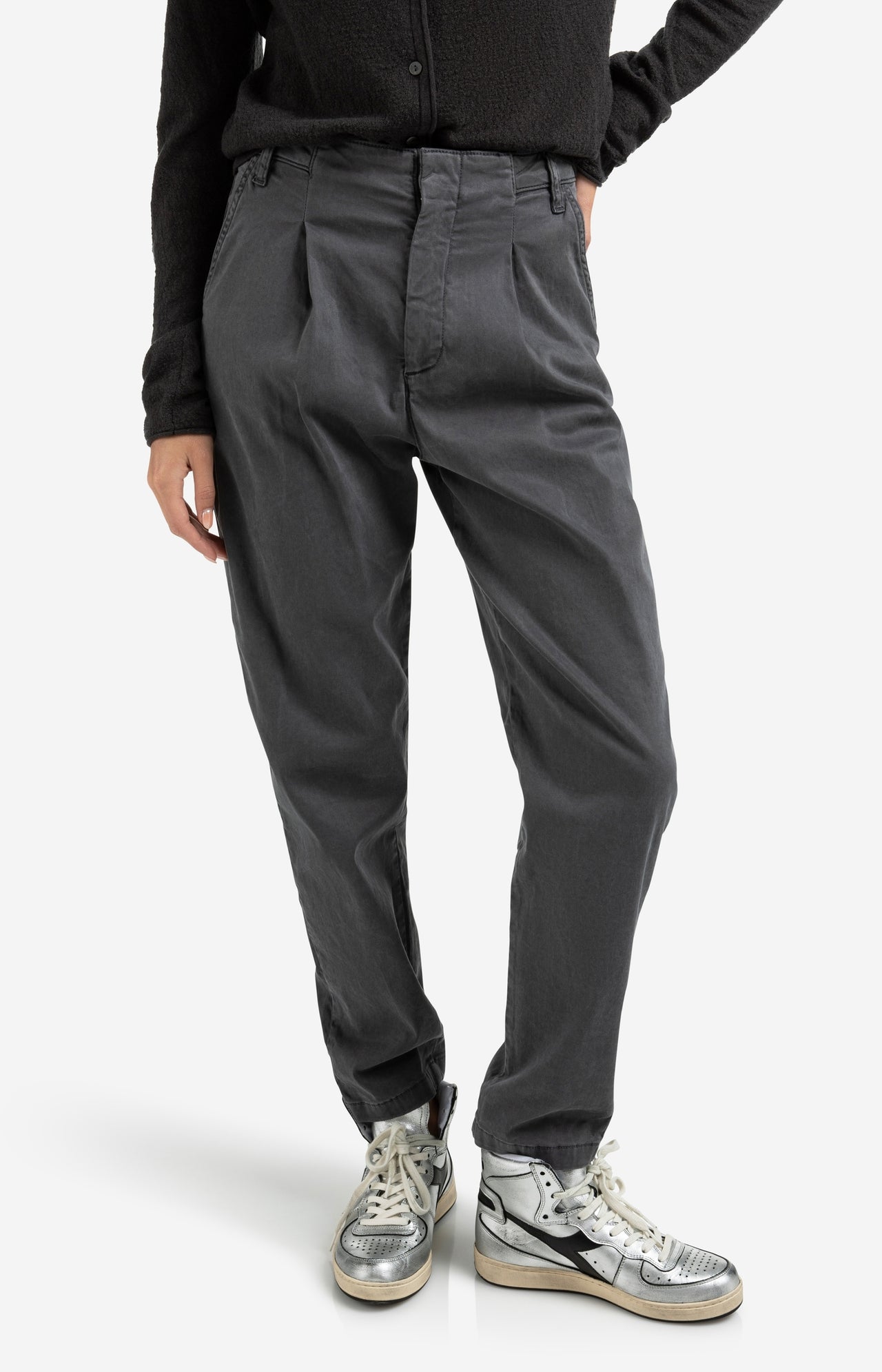 Trousers with pleats and chino pockets
