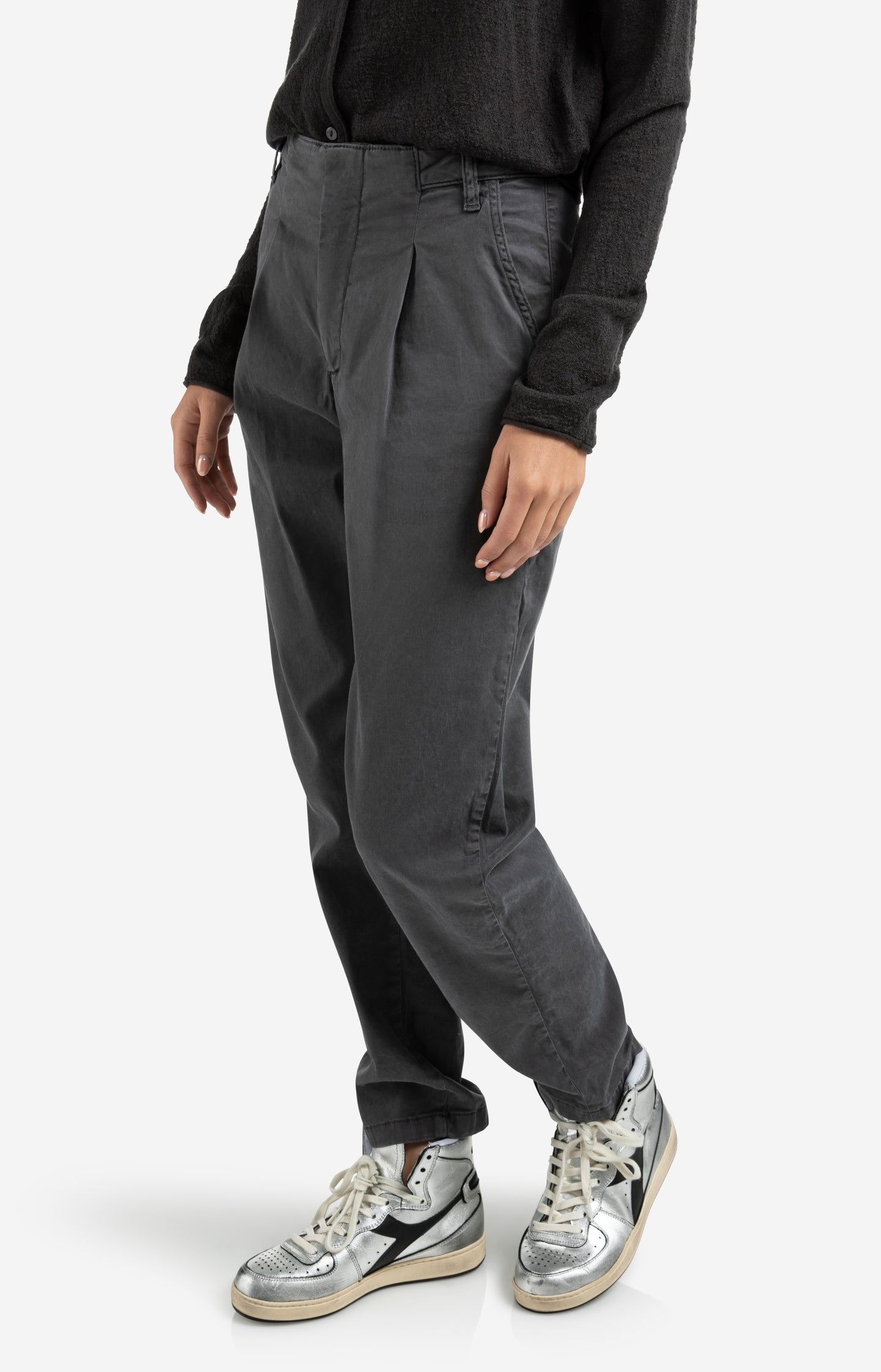Trousers with pleats and chino pockets