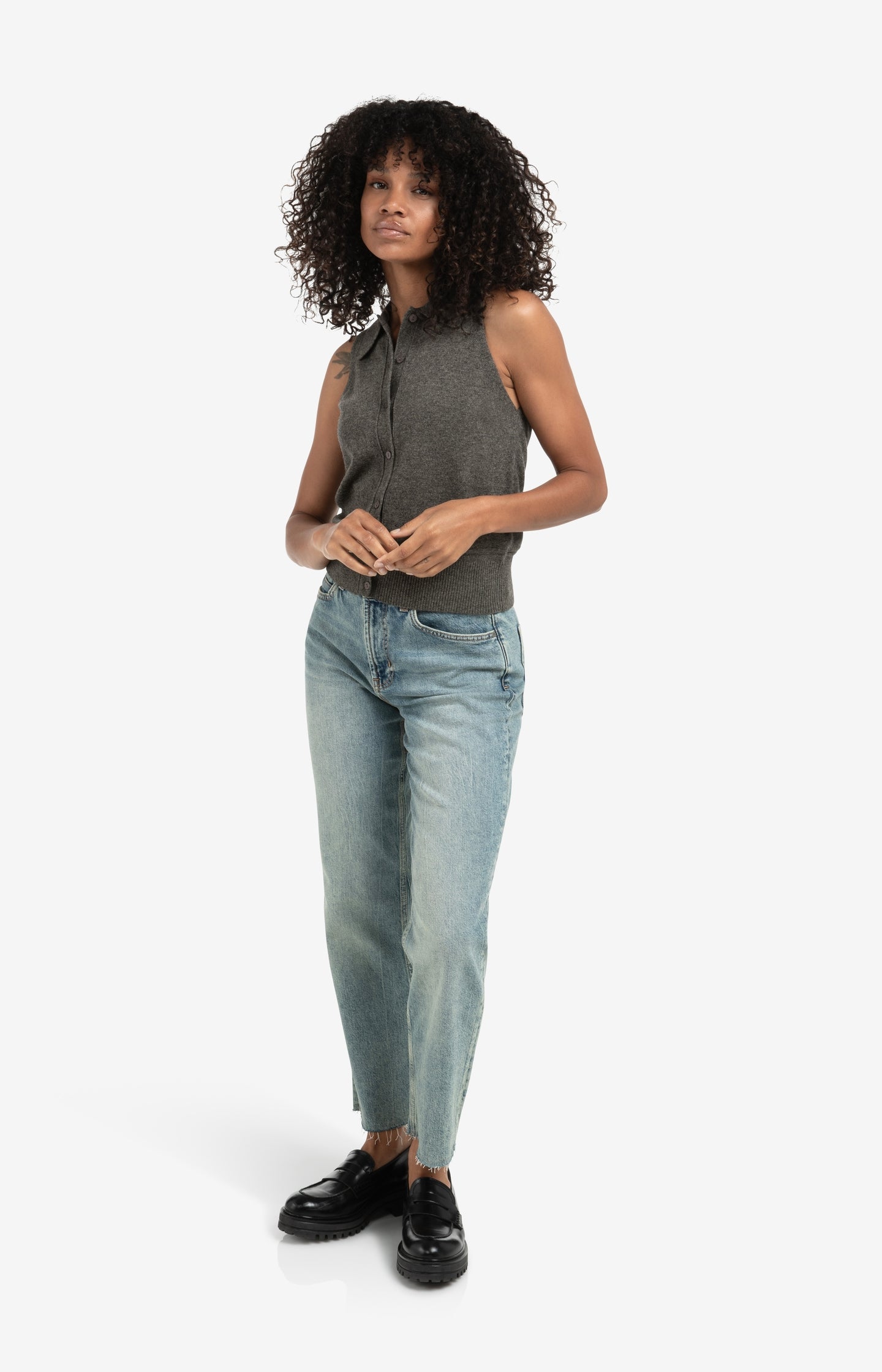 Trousers with pleats and chino pockets