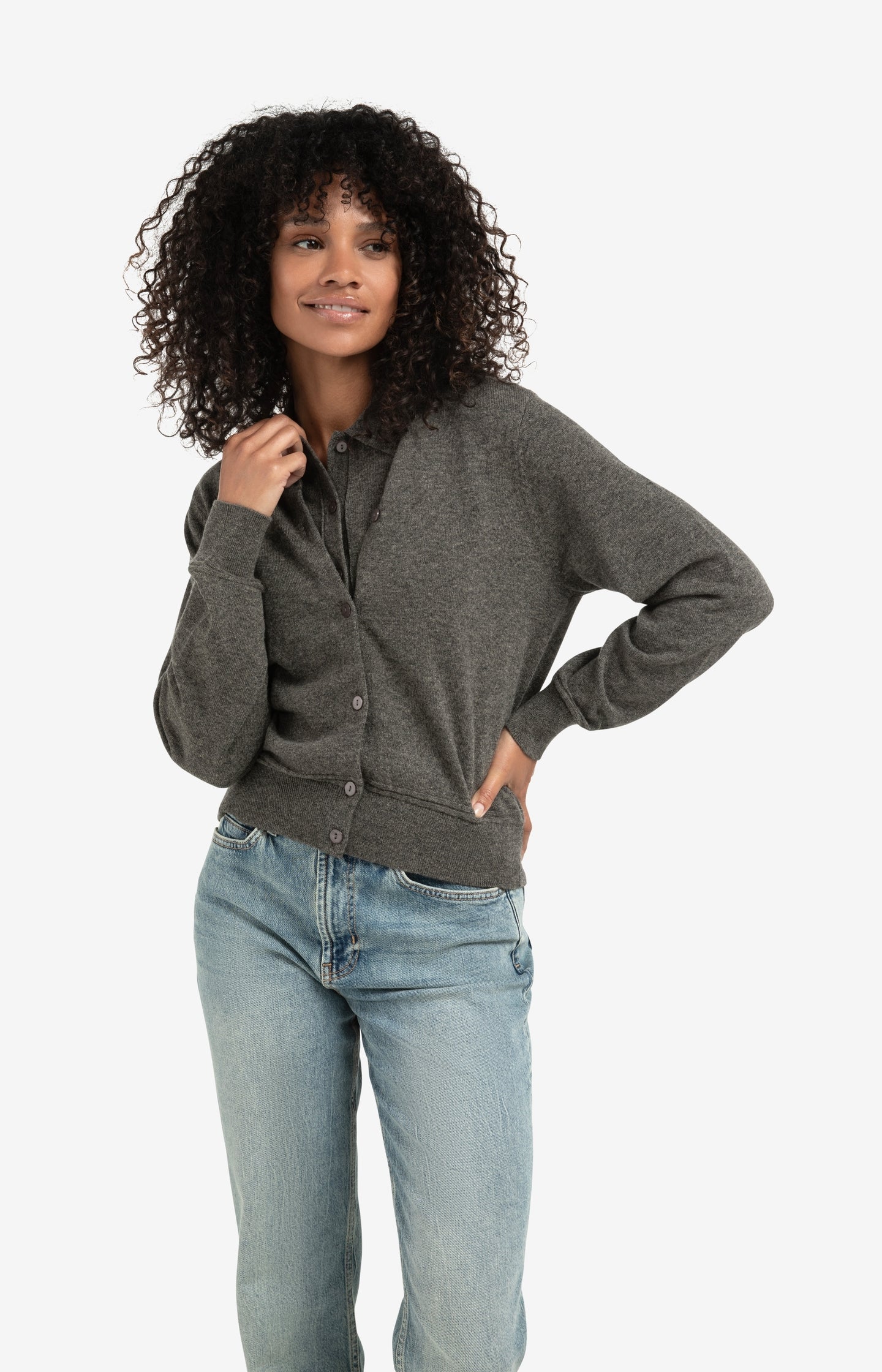 Trousers with pleats and chino pockets