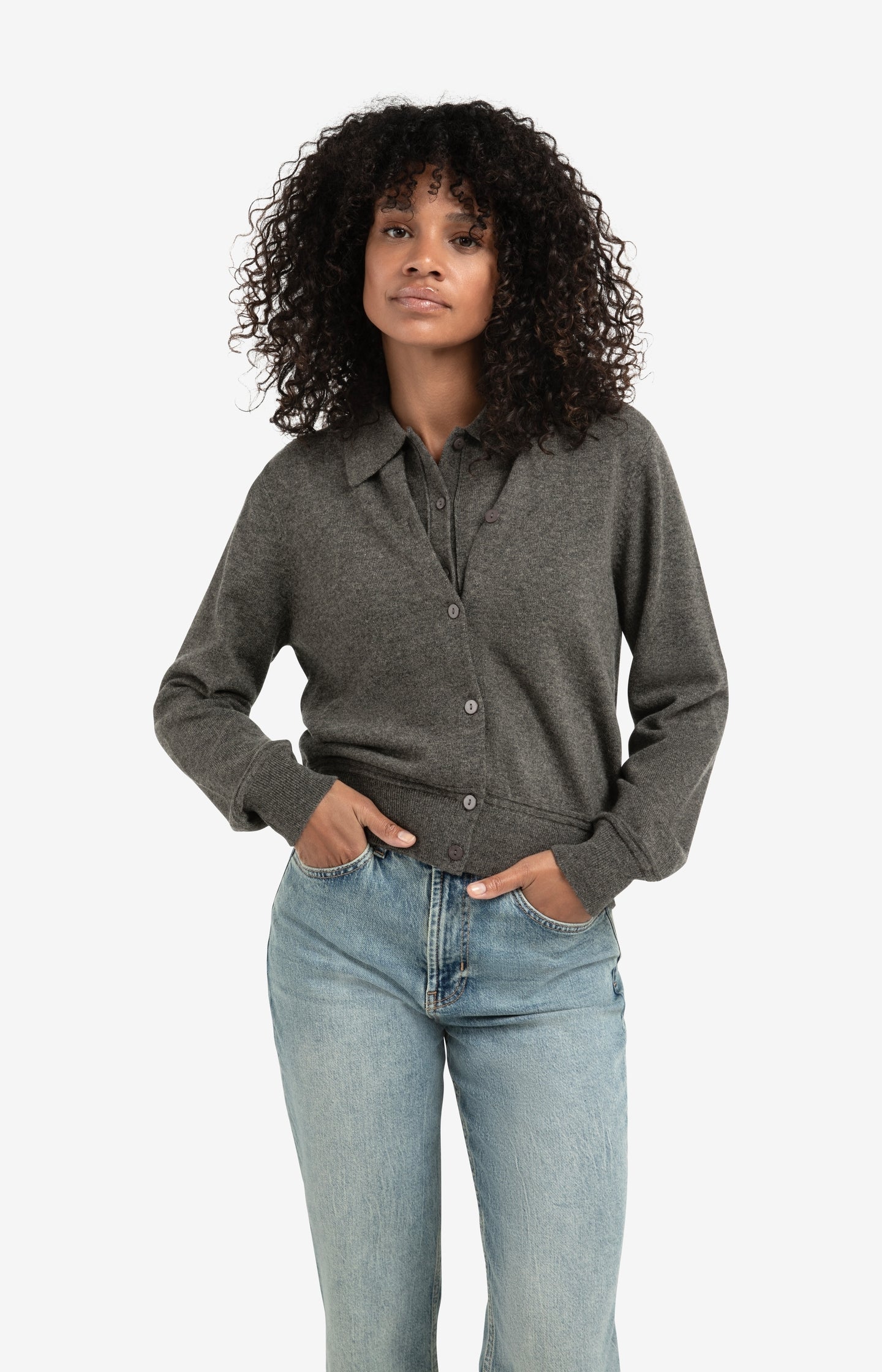 Trousers with pleats and chino pockets