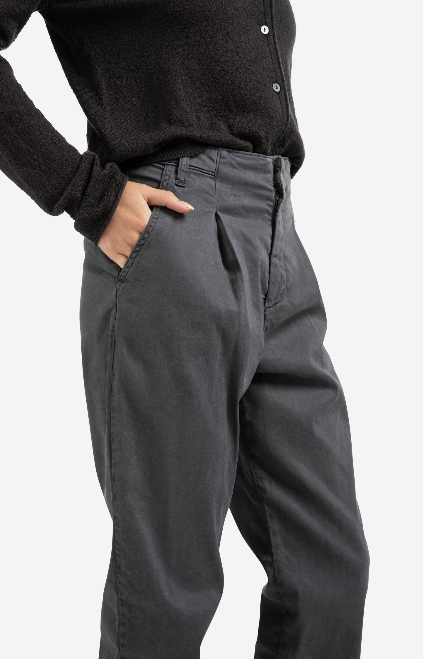 Trousers with pleats and chino pockets