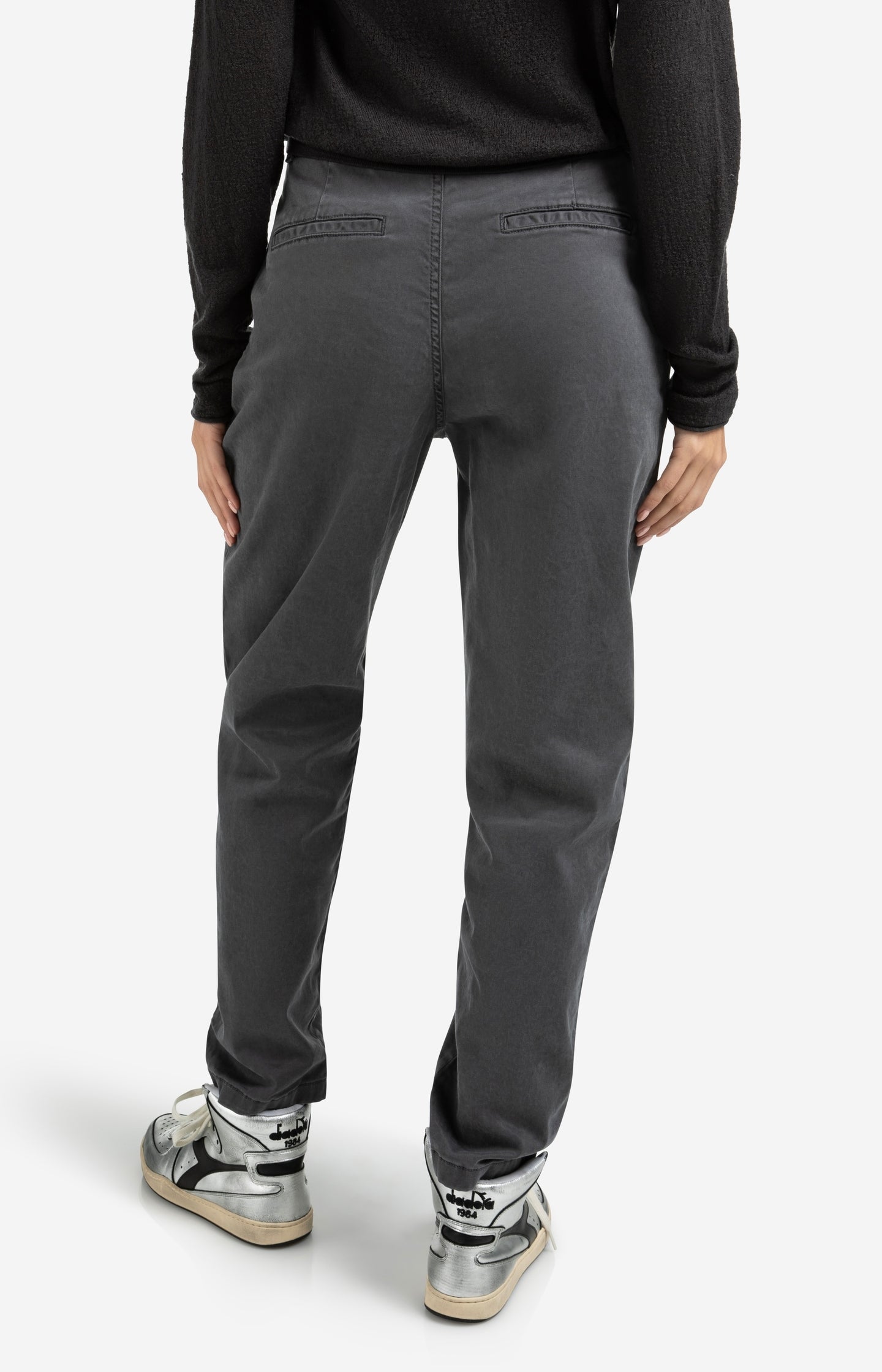 Trousers with pleats and chino pockets