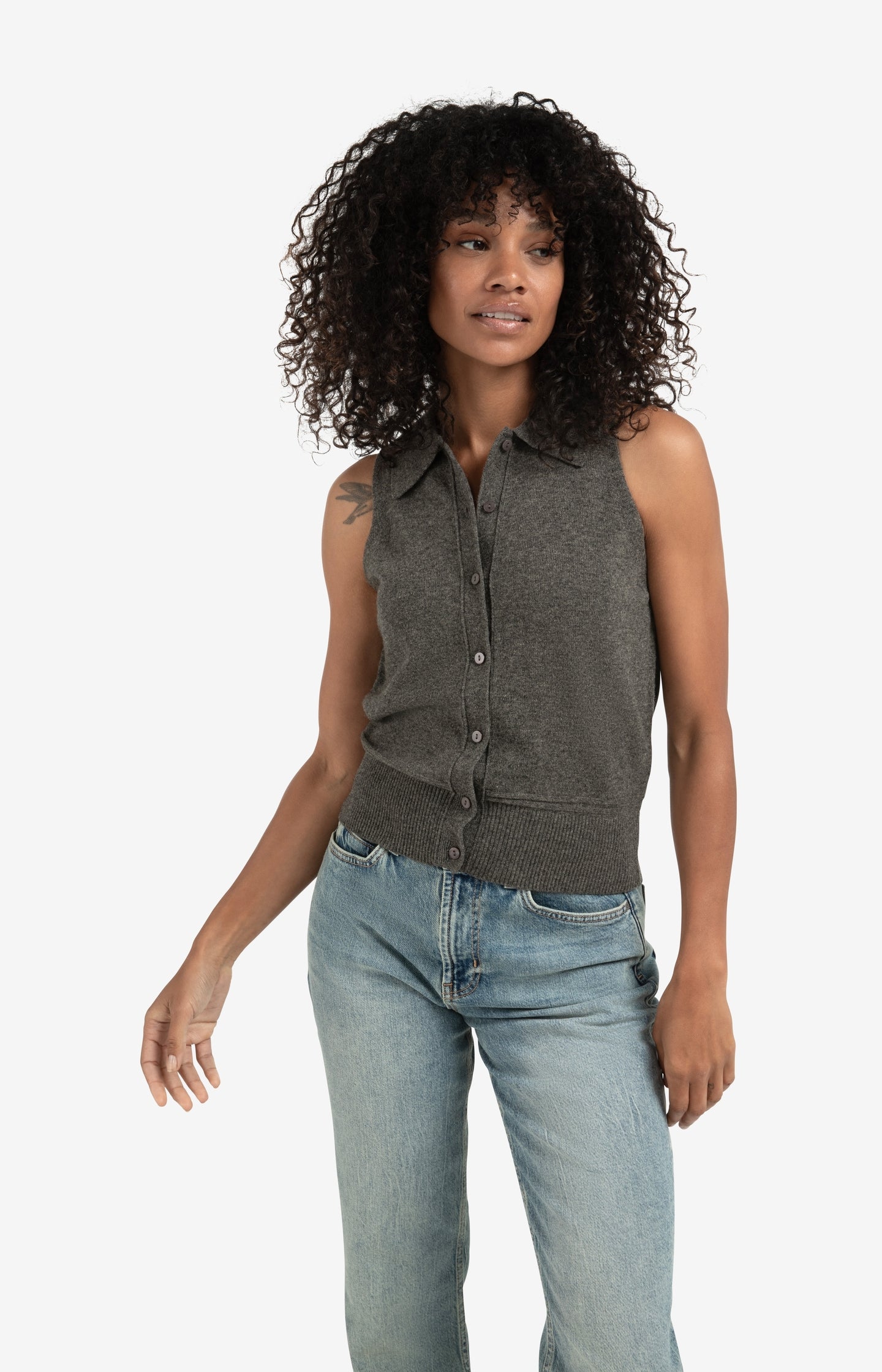 Trousers with pleats and chino pockets