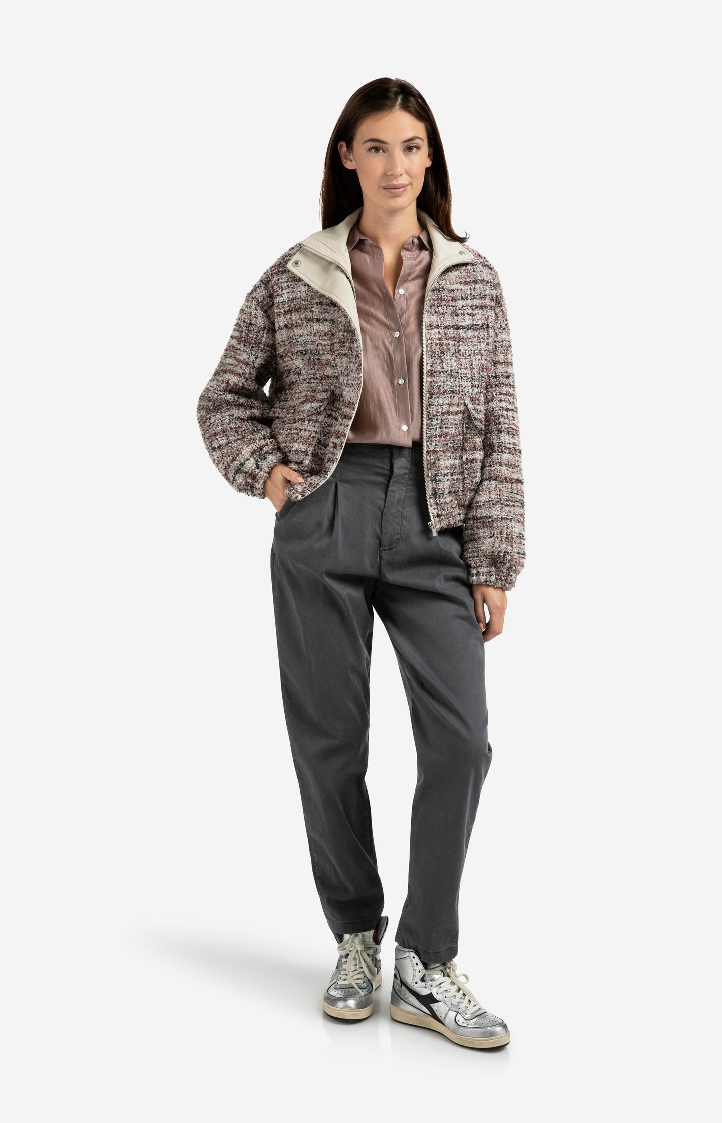 Trousers with pleats and chino pockets