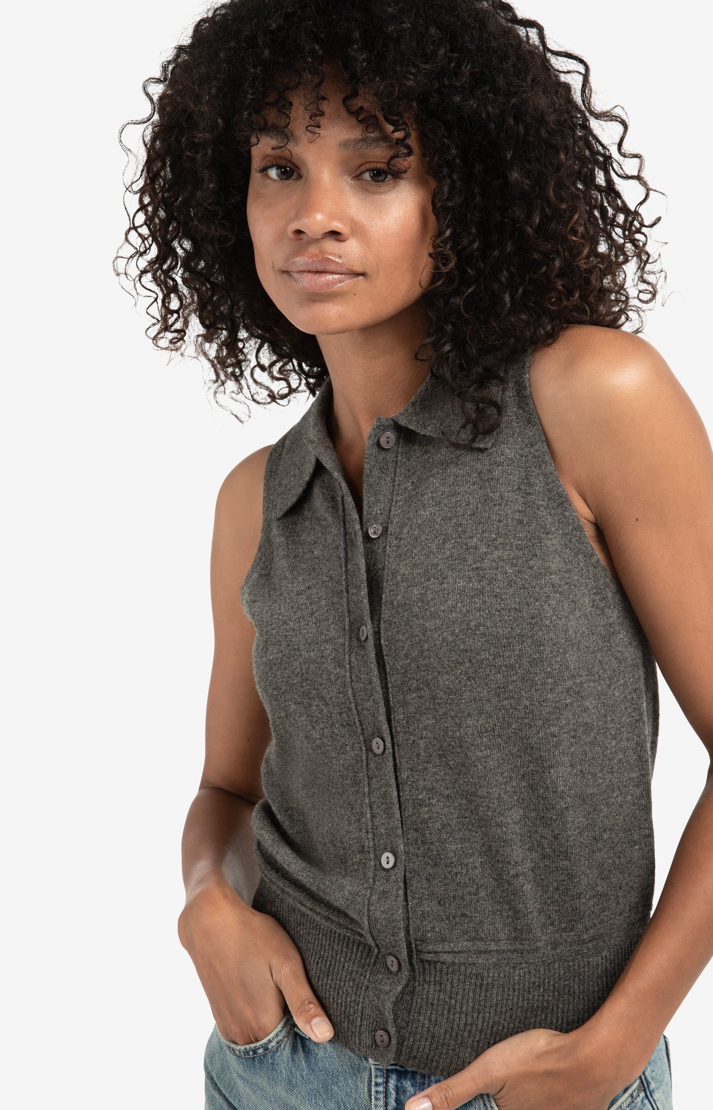 Trousers with pleats and chino pockets