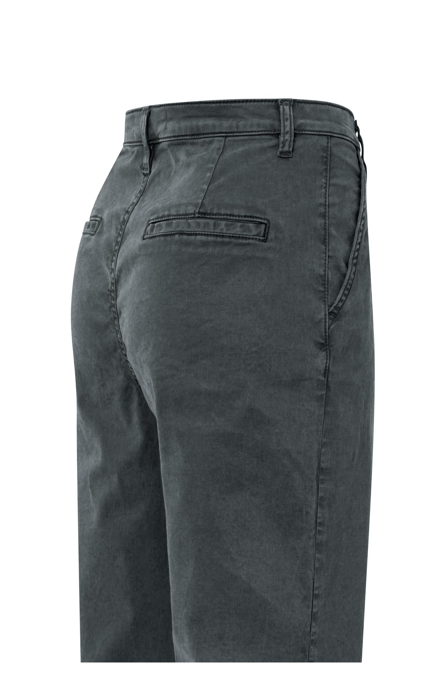 Trousers with pleats and chino pockets